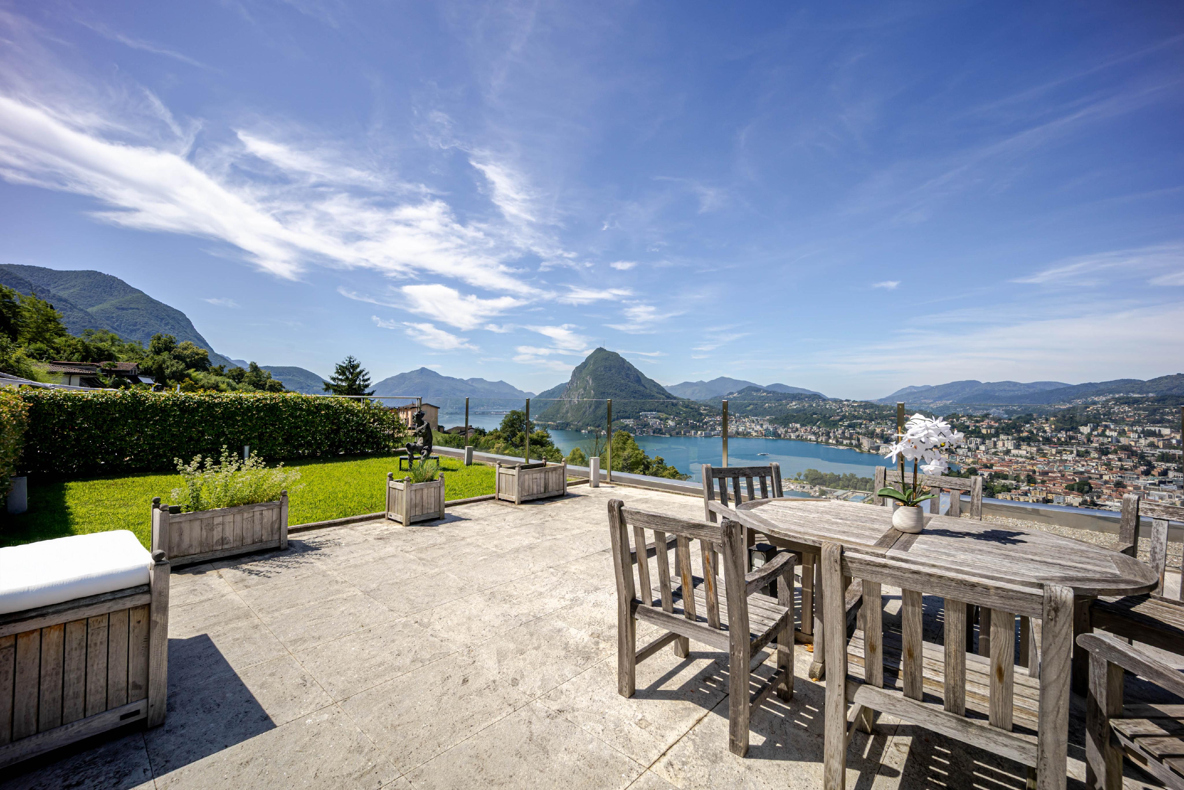 Penthouse with breathtaking view in Lugano-Albonago