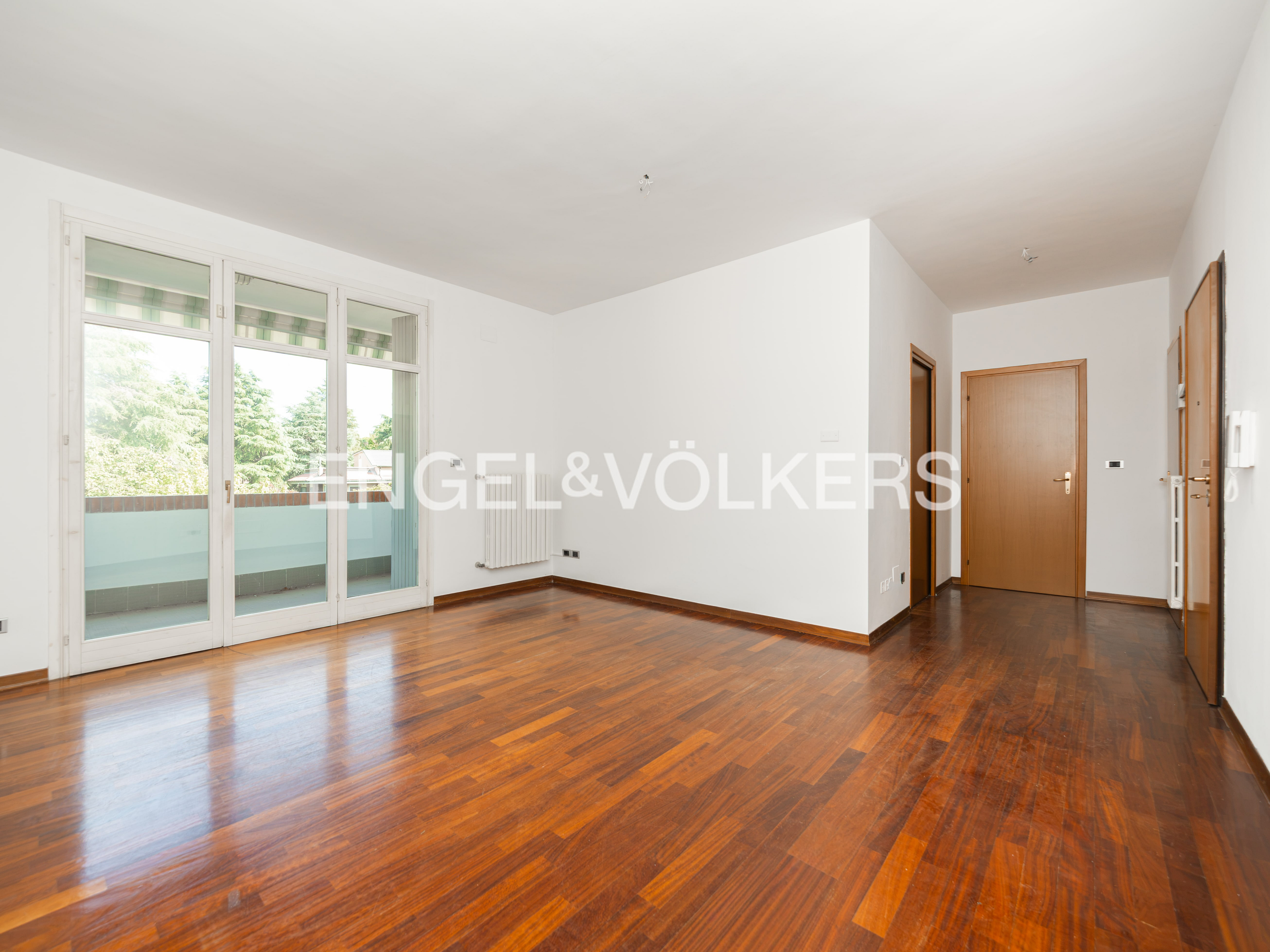 Spacious, bright apartment with a terrace on Via Atti