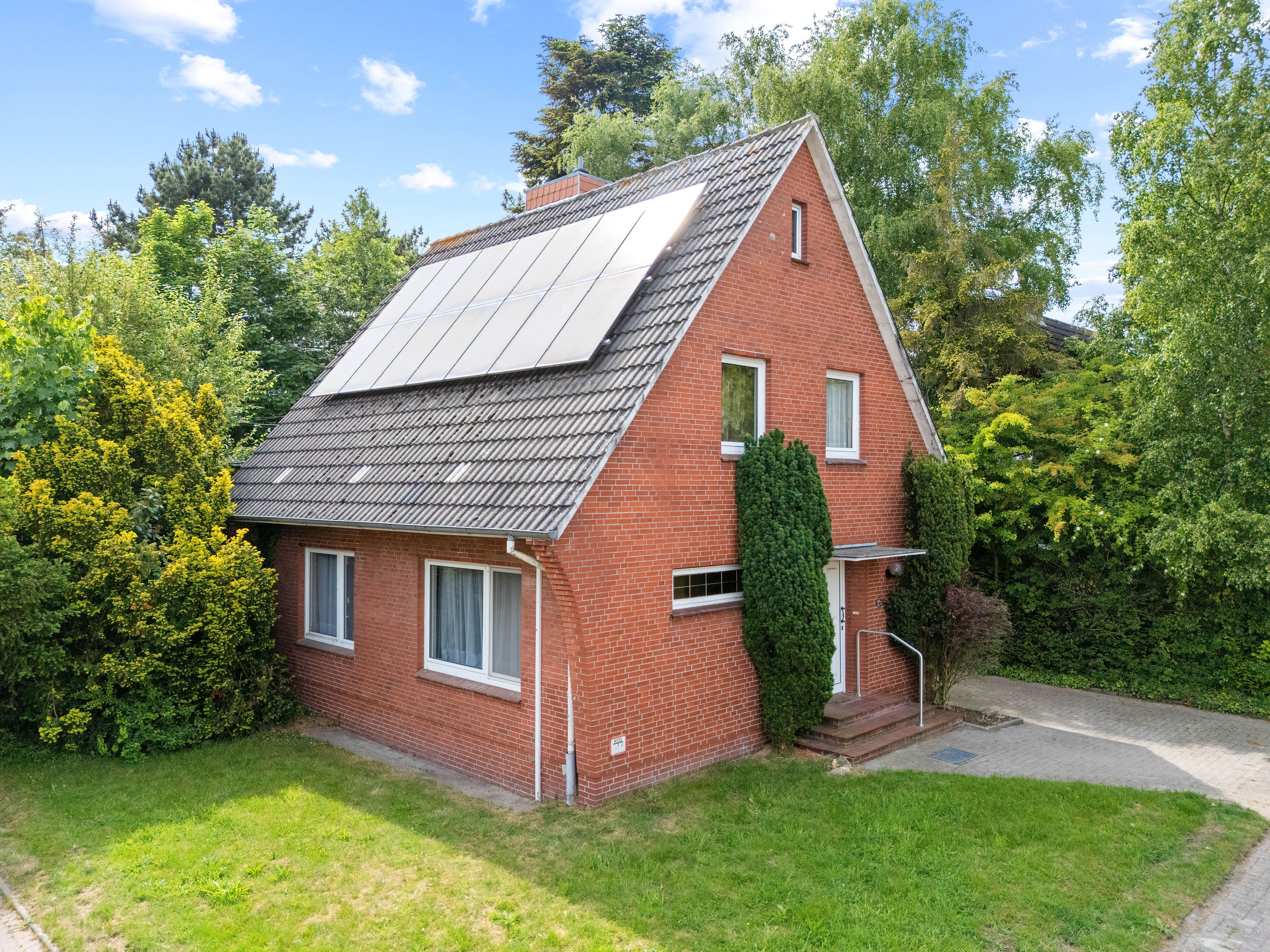 Massiv gebaut, ruhig gelegen und stadtnah – Einfamilienhaus mit Dachterrasse und PV-Anlage