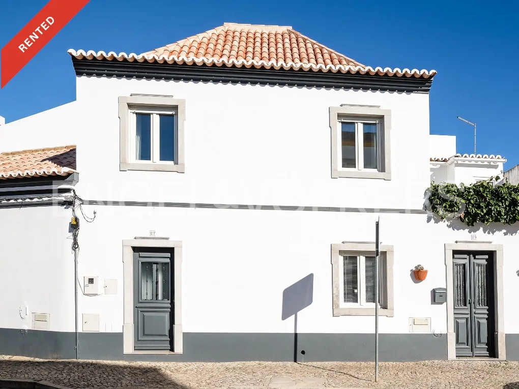 Renovated townhouse with attic for rent in Tavira