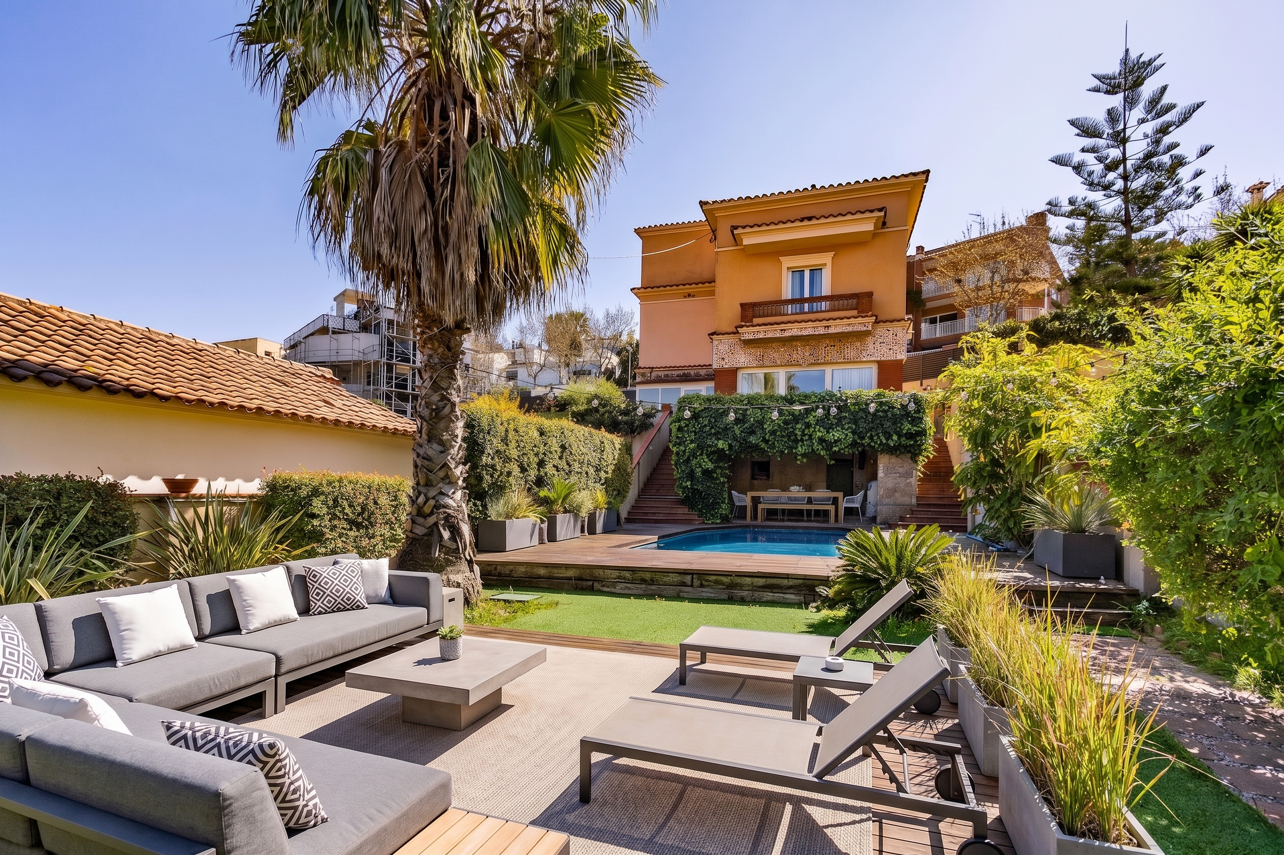 Single-family home with pool on a lot over 1,000 sqm in La Miranda