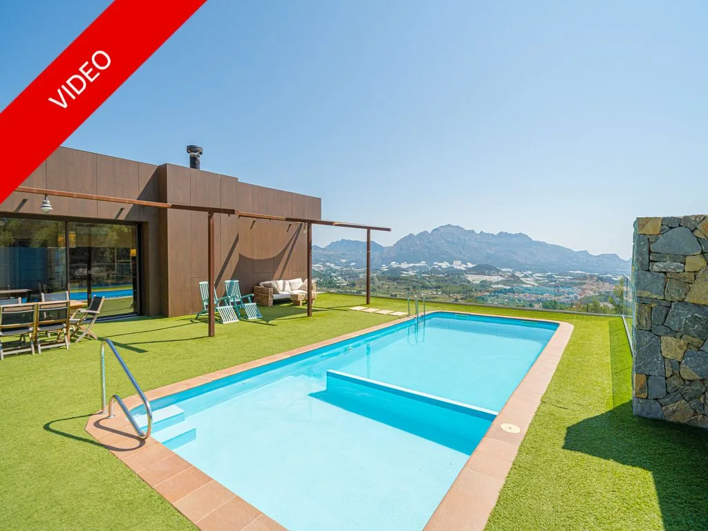 SPECTACULAR VILLA WITH SWEEPING VIEWS SITUATED BELOW THE SLEEPING LION OF POLOP