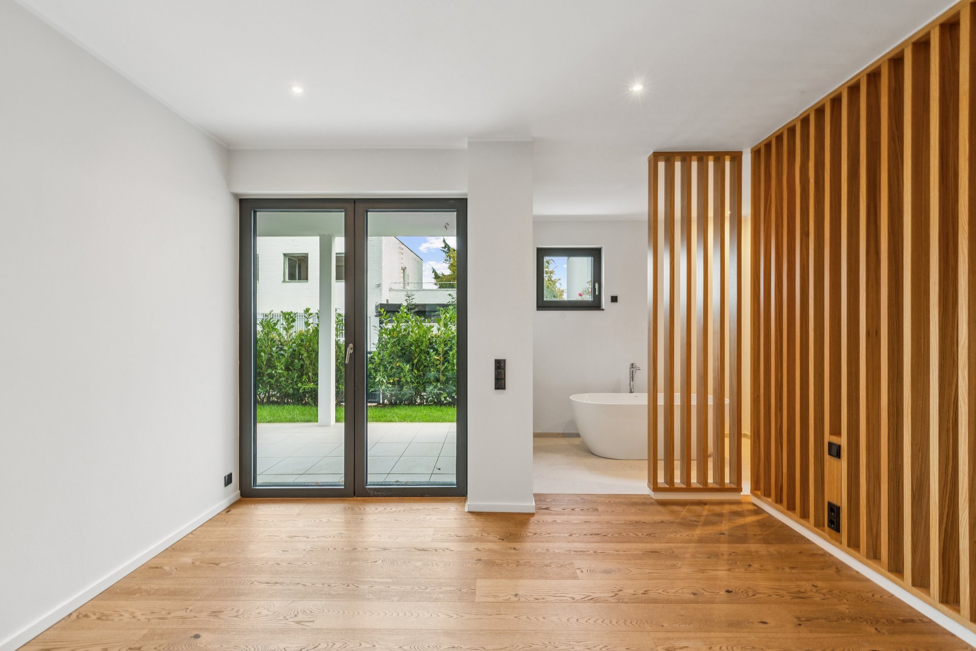 Alt-Müngersdorf: Exclusive garden apartment with southwest-facing aspect, master suite & underground parking garage