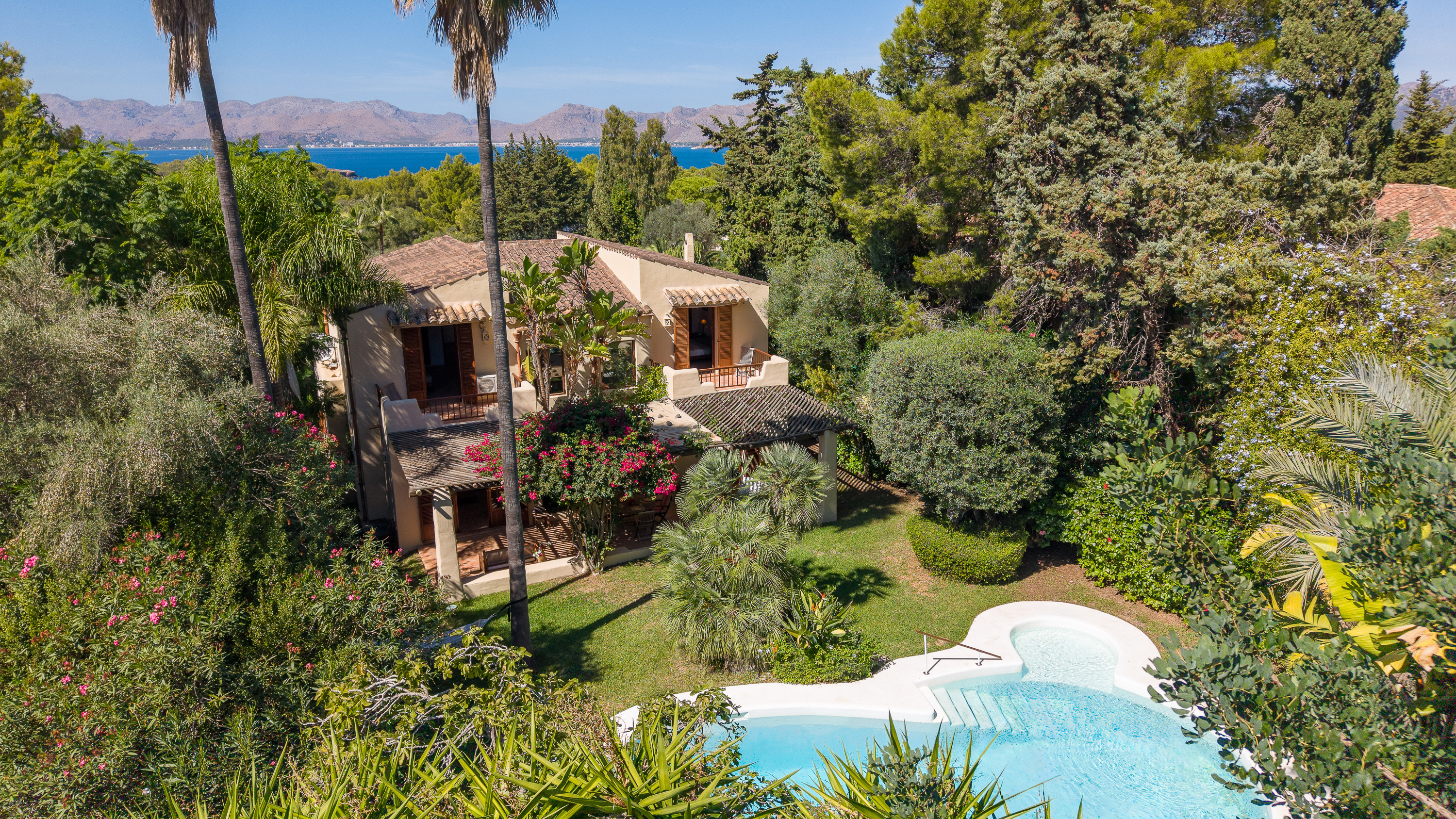 Einzigartige, stilvolle Villa mit großem Pool, tropischem Garten und Blick zur Bucht von Pollença, Top-Lage