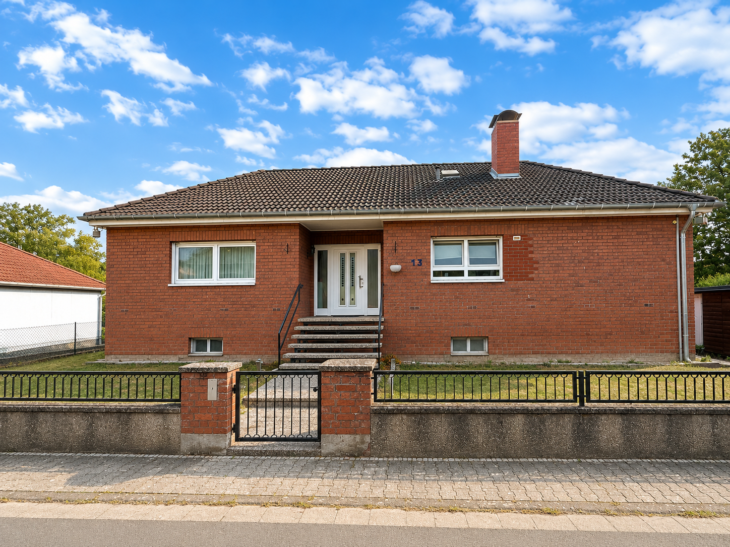 Großzügiger Bungalow mit vielseitigem Raumkonzept und direkter Feldrandlage