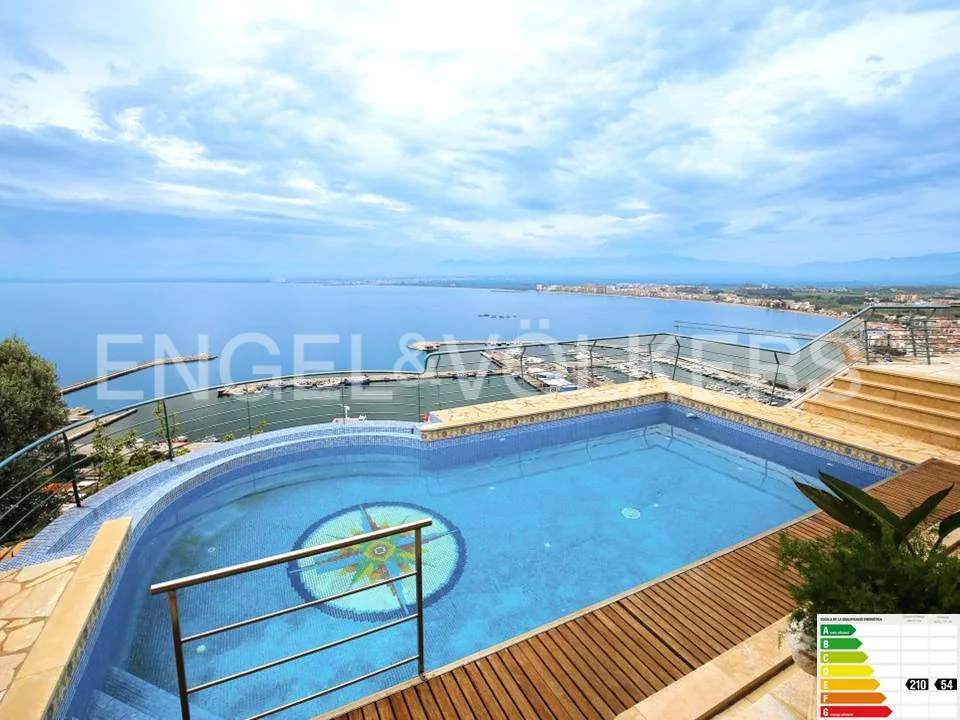 Luxurious villa overlooking the marina