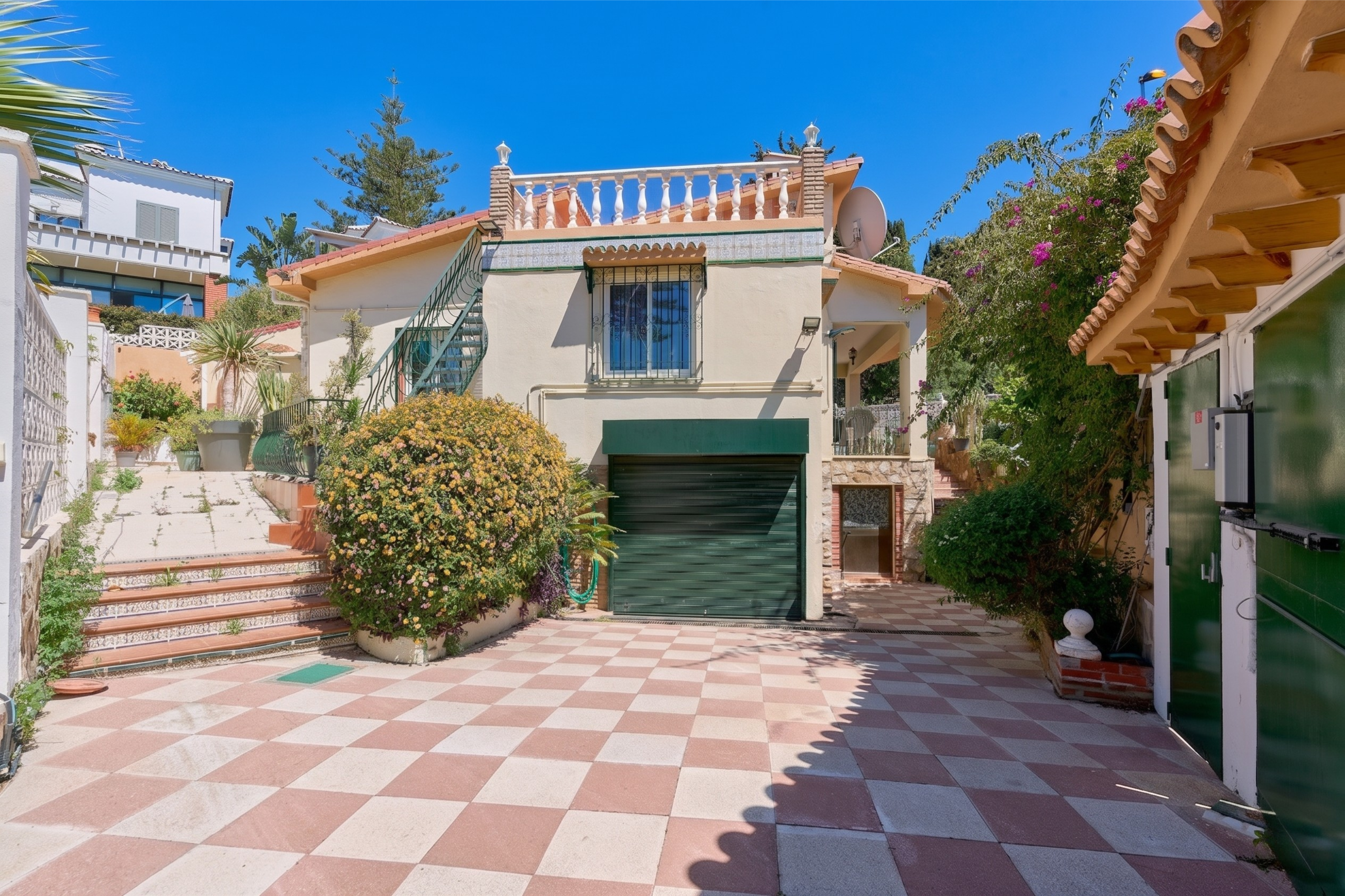 4-bedroom villa near the sea