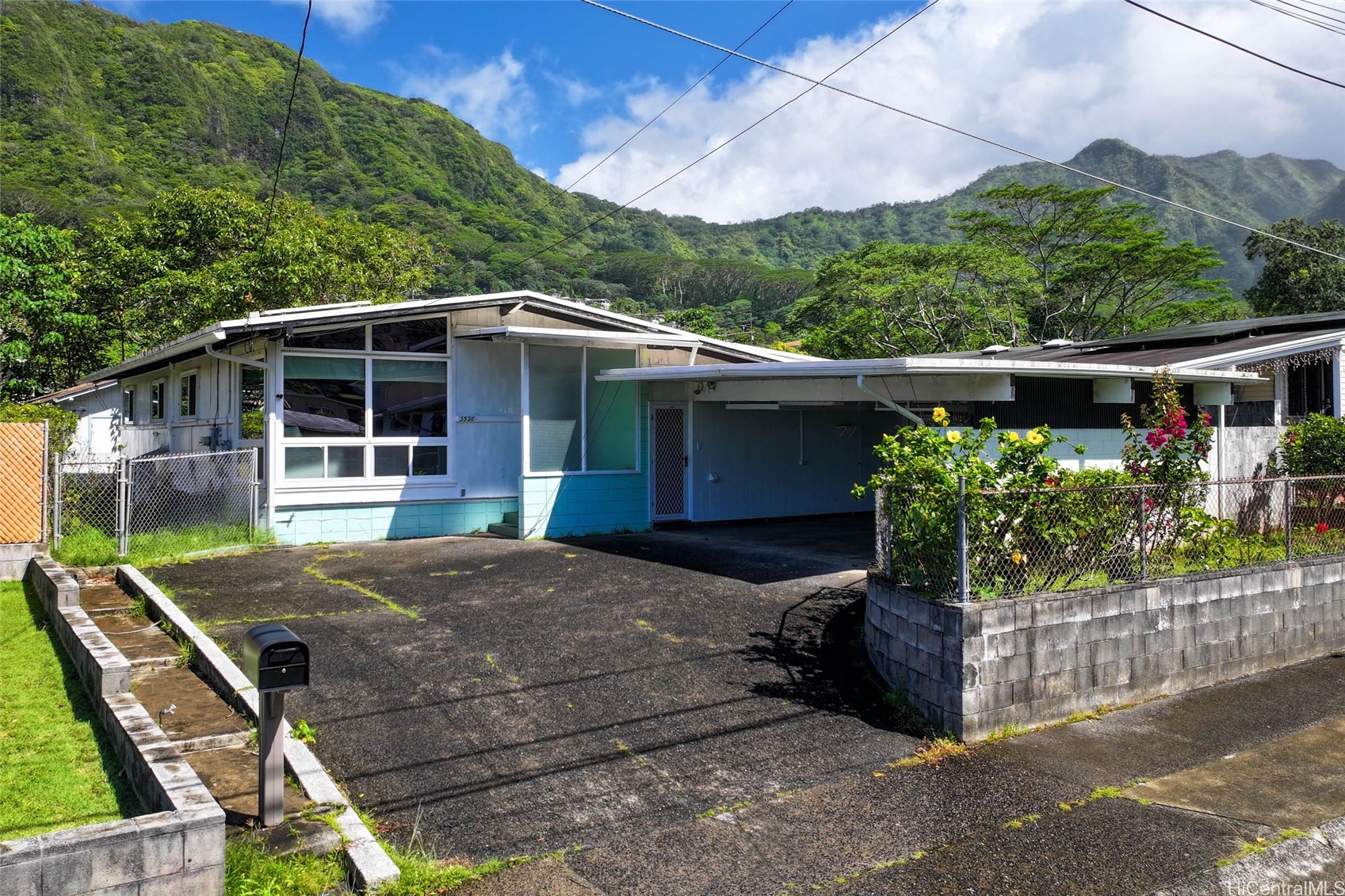 Spacious Tropical Serenity & Indoor Outdoor Living in Manoa