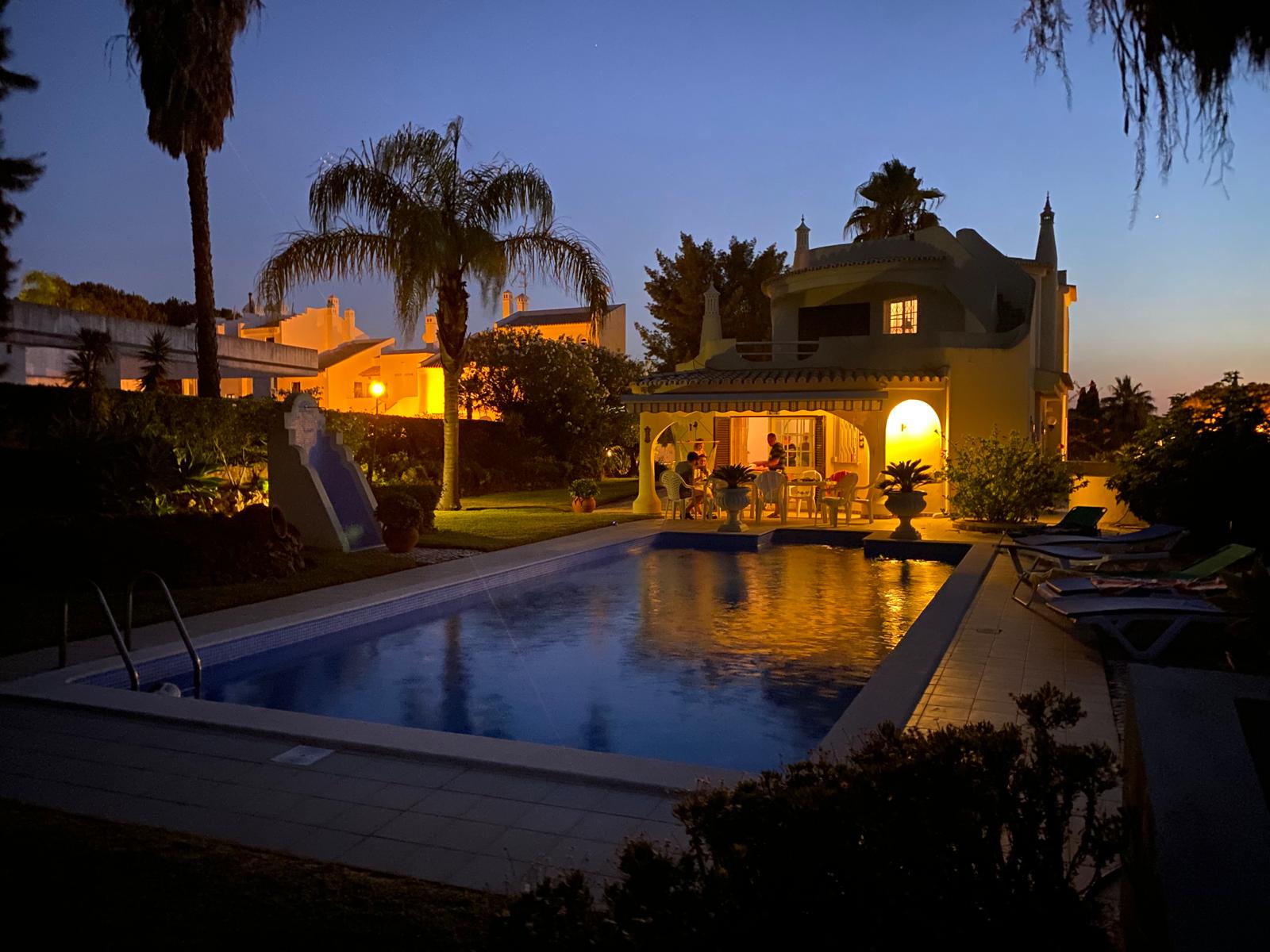 Excellent 5-bedroom villa with golf view in Vilamoura