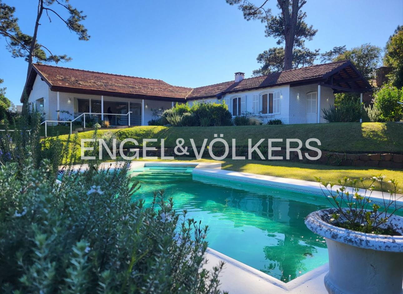 Unique Property in Punta del Este – Ideal for Business or Investment.