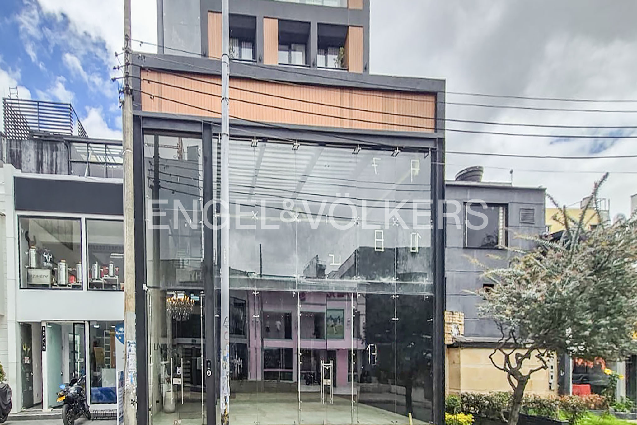 Arriendo local de 275 mts2 en la Zona T