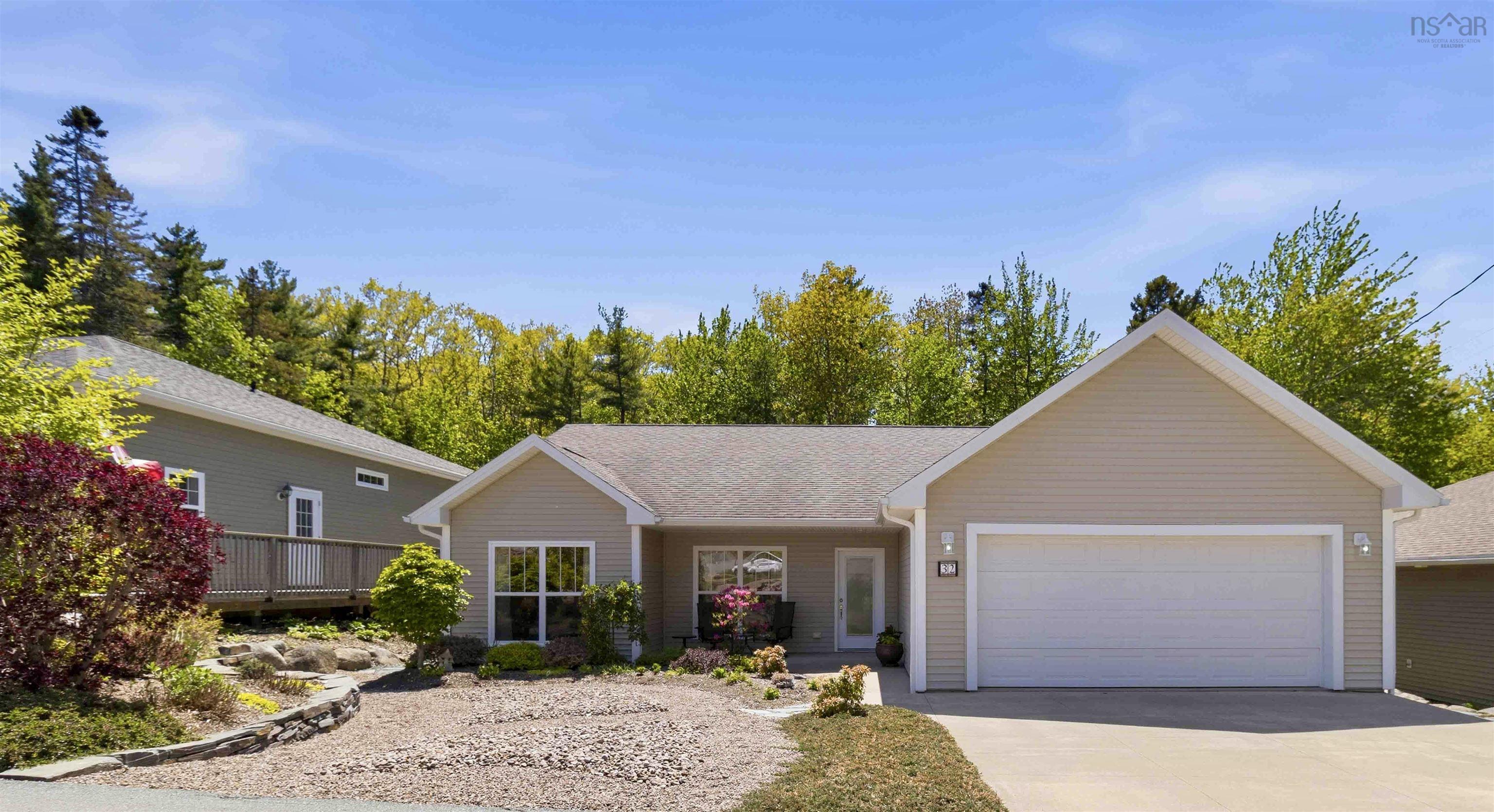 Live Fully. Low Maintenance, Well Located, Spacious Bungalow