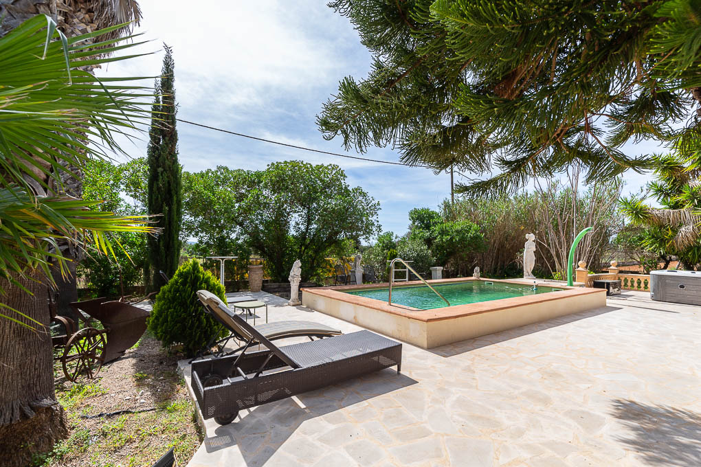 Ground level finca with park-like garden