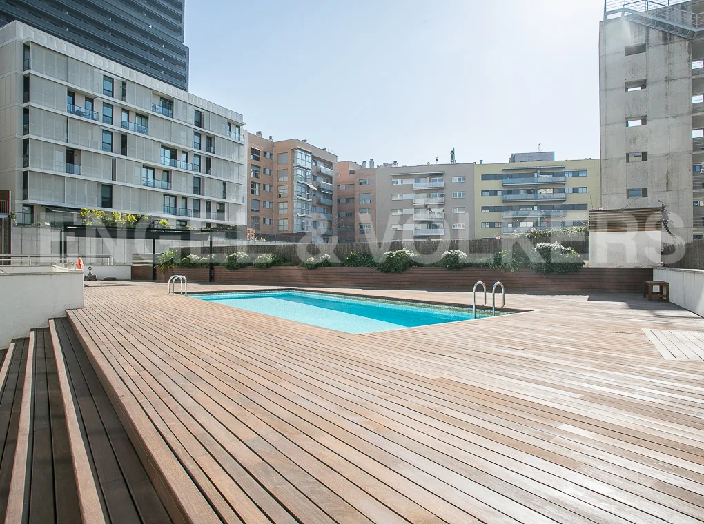 Duplex with pool and parking in Poblenou