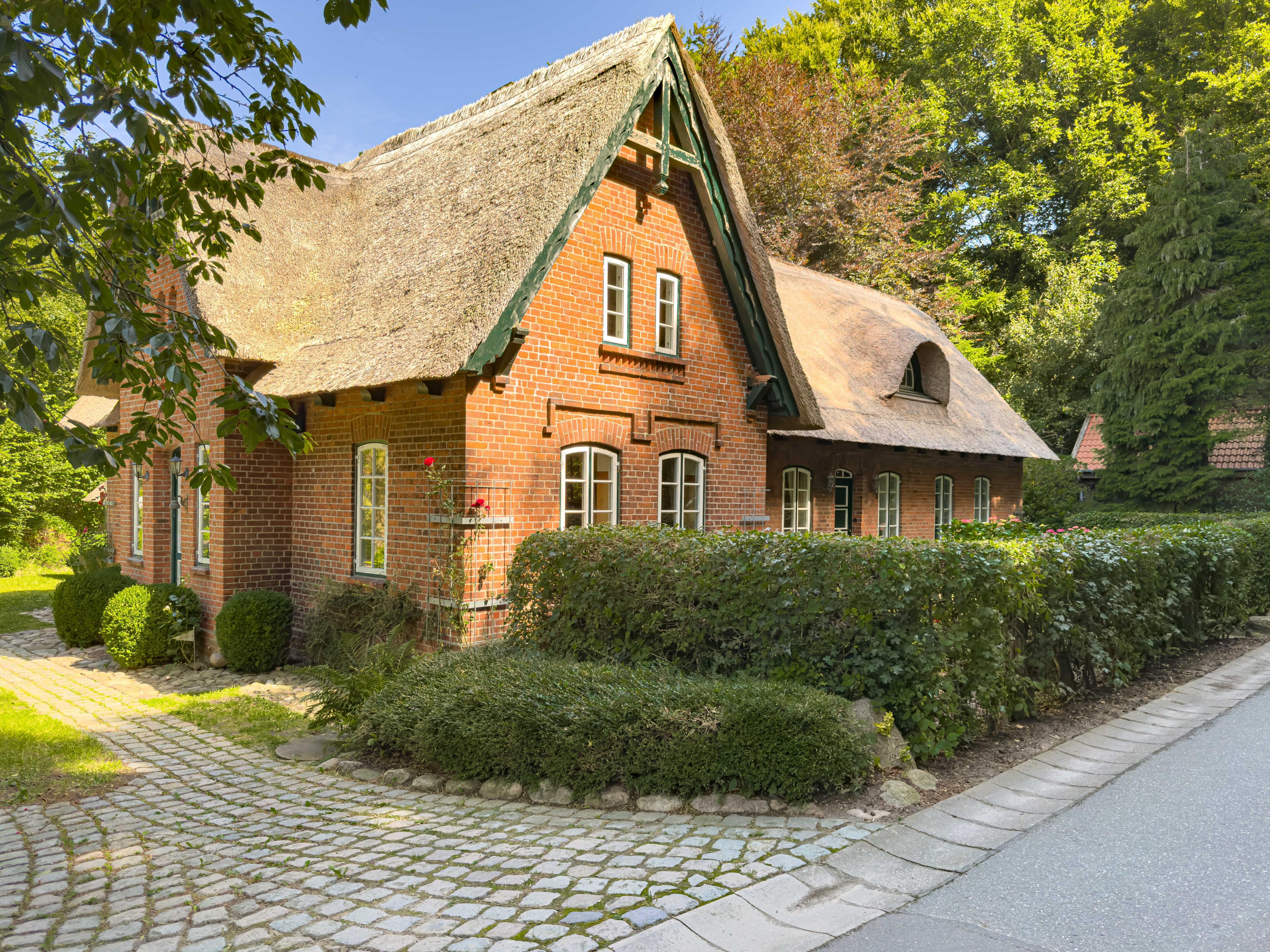 Historisches Reetdachhaus mit Waldstück in der Holsteinischen Schweiz