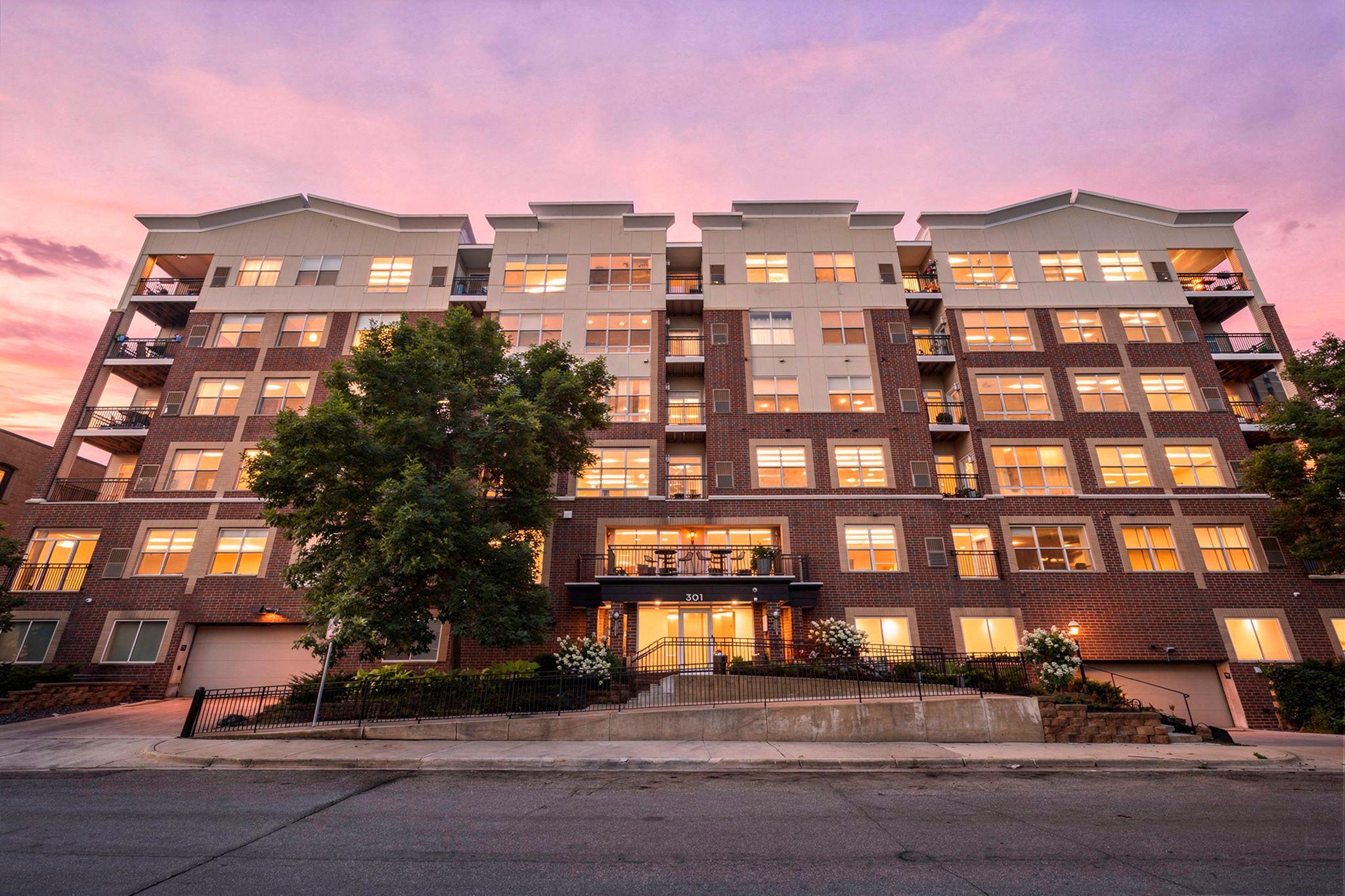 South-Facing Loring Park Luxe: Floor-to-Ceiling Views