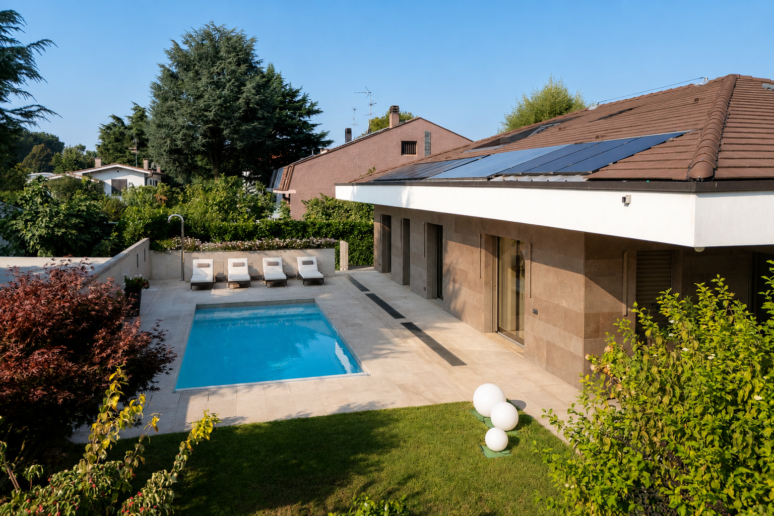 Villa Contemporanea con Piscina, Area Wellness e Giardino Privato