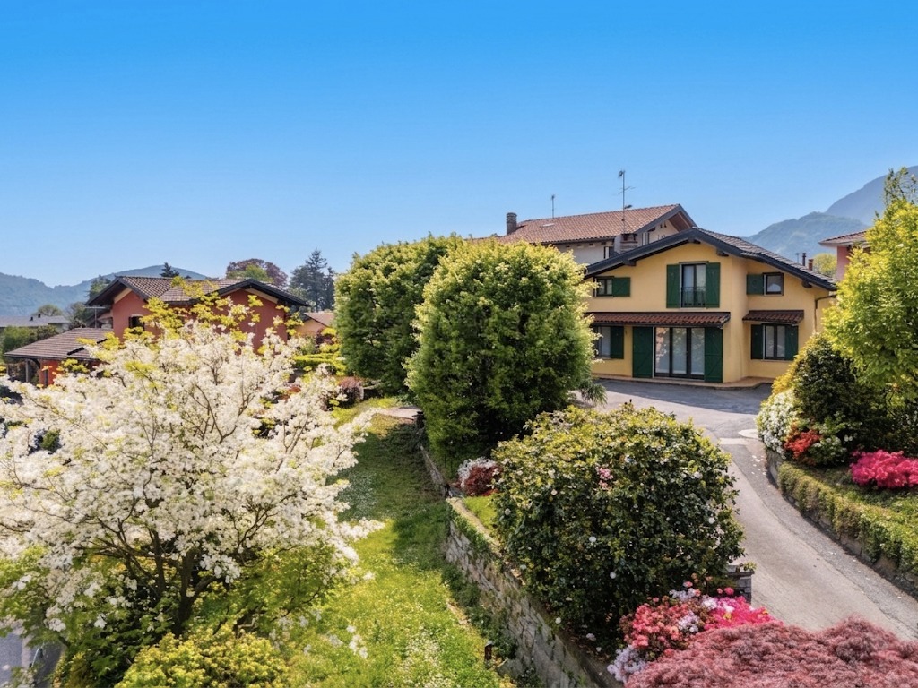Casa indipendente con giardino e posti auto in zona residenziale