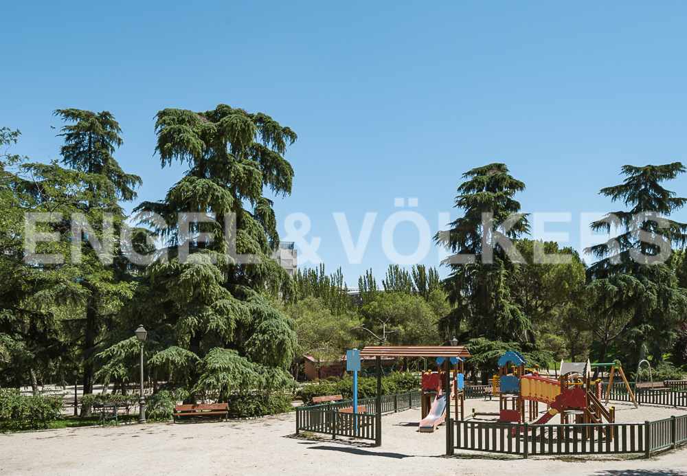 Spacious elegant apartment in Guindalera, 155 m² built area, with a corner terrace and unobstructed views