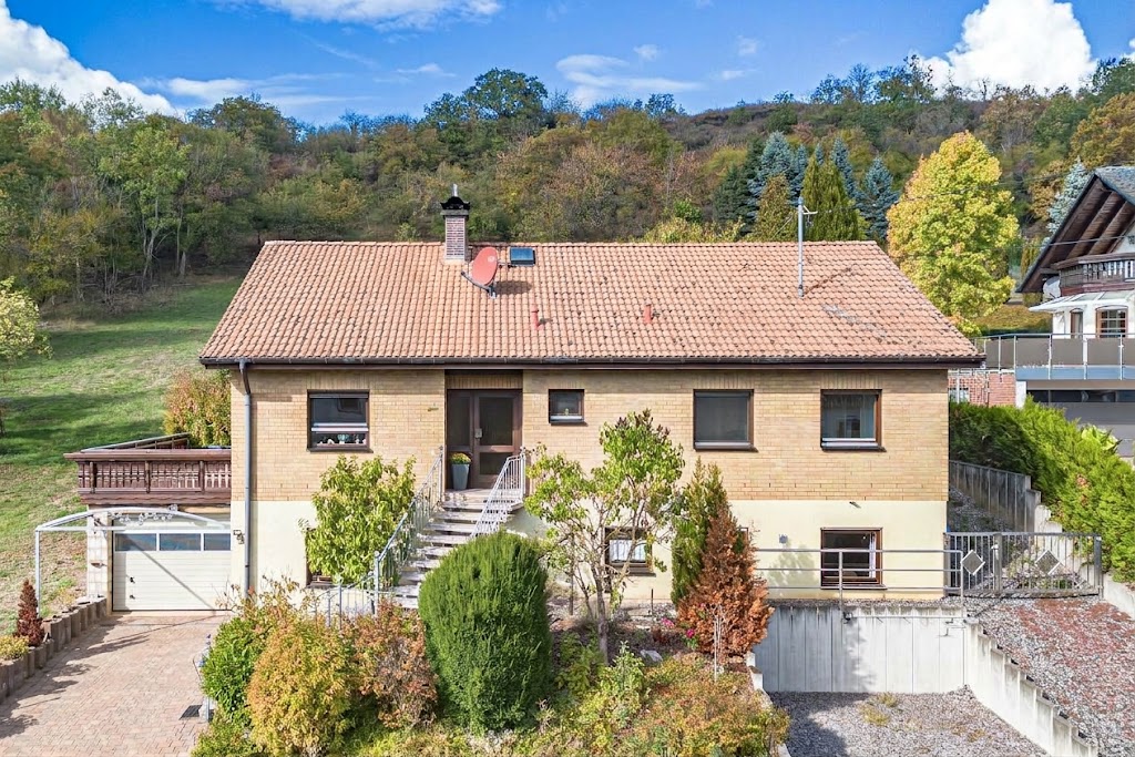 Äußerst gepflegter Bungalow in attraktiver Höhenlage mit großem Grundstück und Wiese