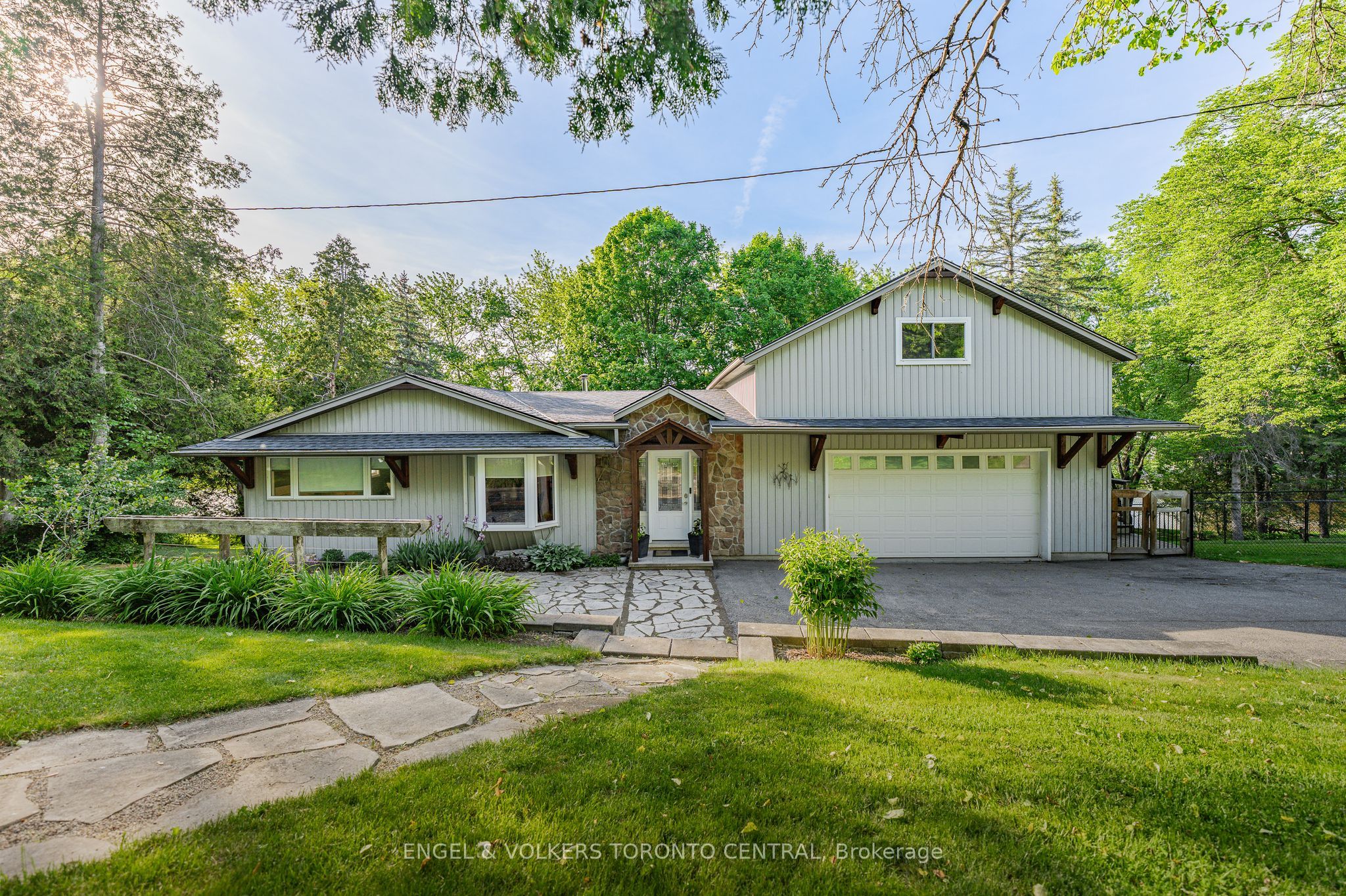Stunning River & Nature Views With A Premium Location