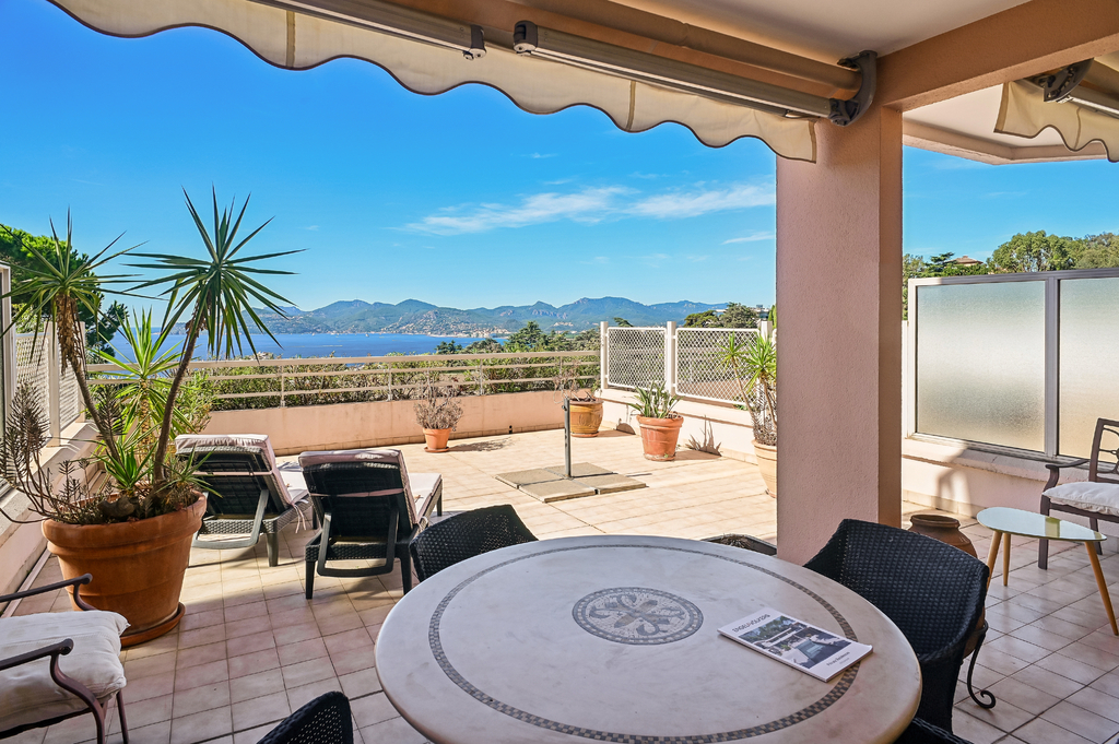 Cannes–Croix des Gardes, 1-bedroom apartment, large 50 m² terrace, unobstructed panoramic sea view