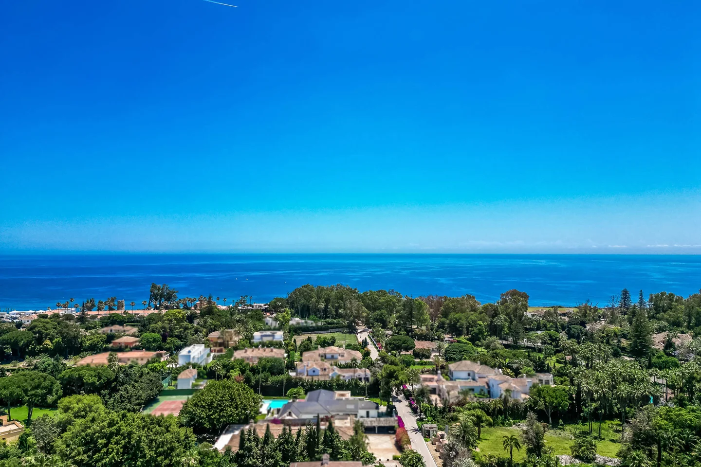 Fantástico terreno Guadalmina Baja con proyecto de villa en una urbanización altamente prestigiosa en Marbella.