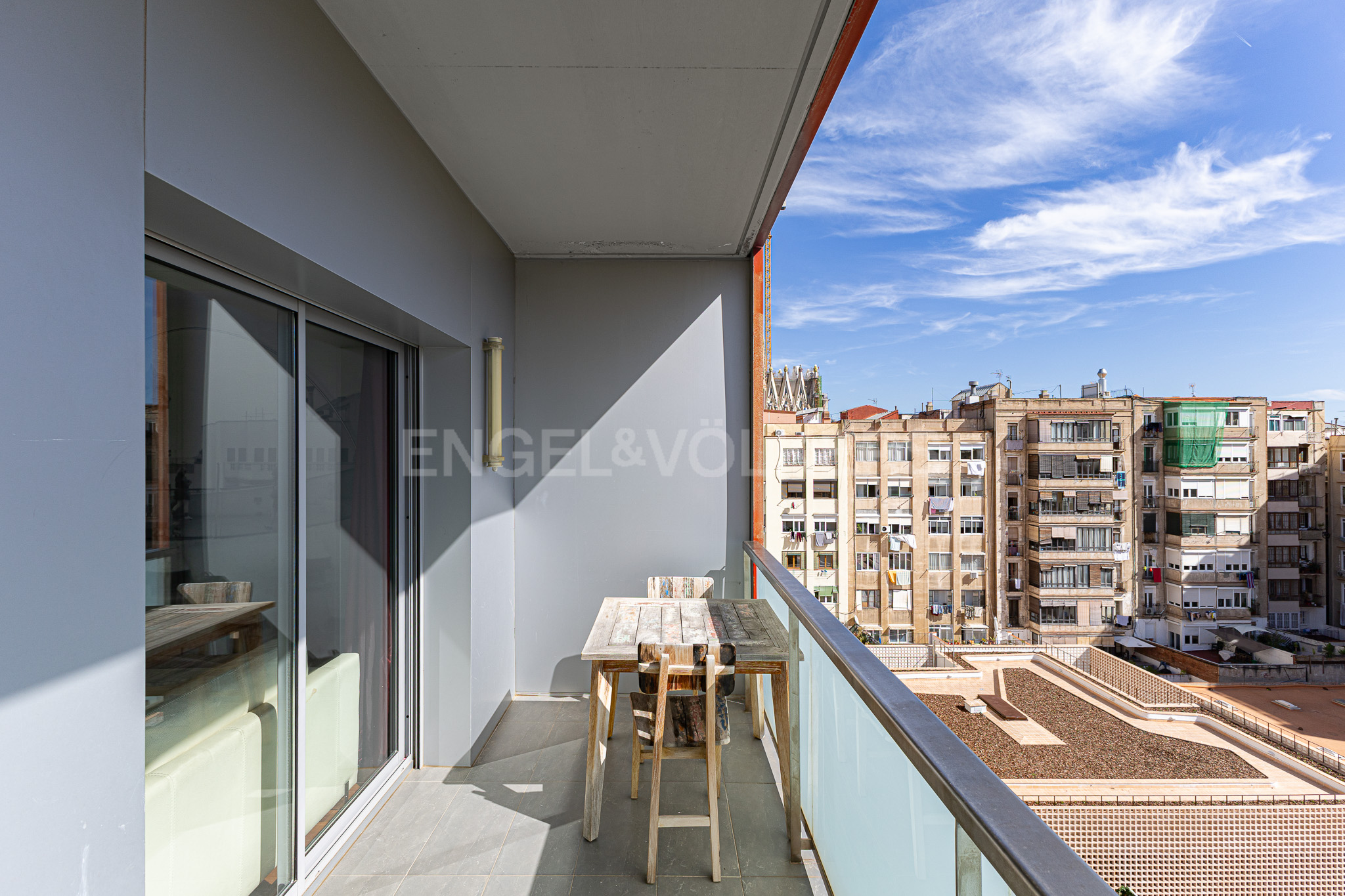 Upper floor and bright apartment with large balcony in Eixample