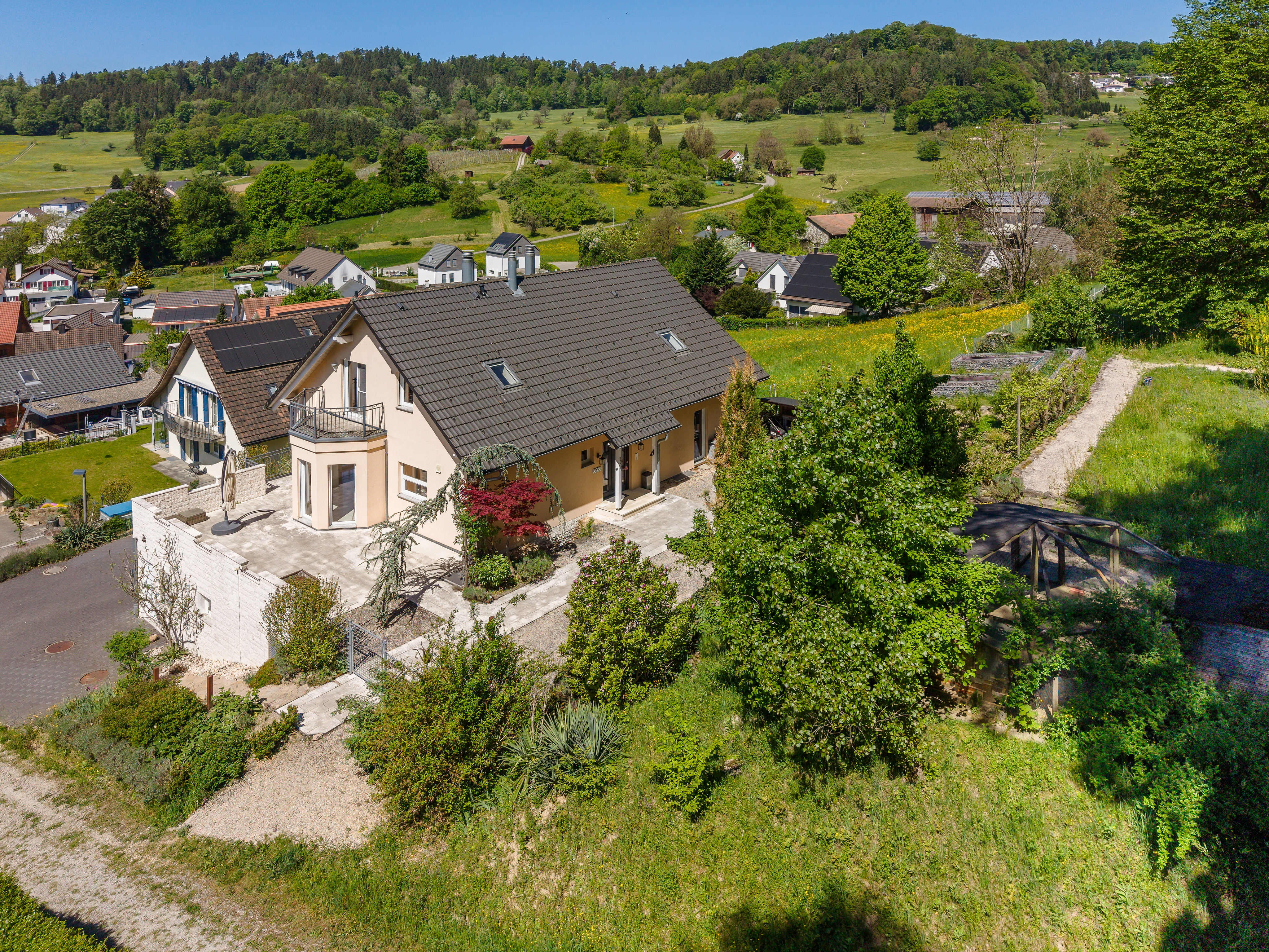Attraktives Einfamilienhaus mit Einliegerwohnung und viel Umschwung
