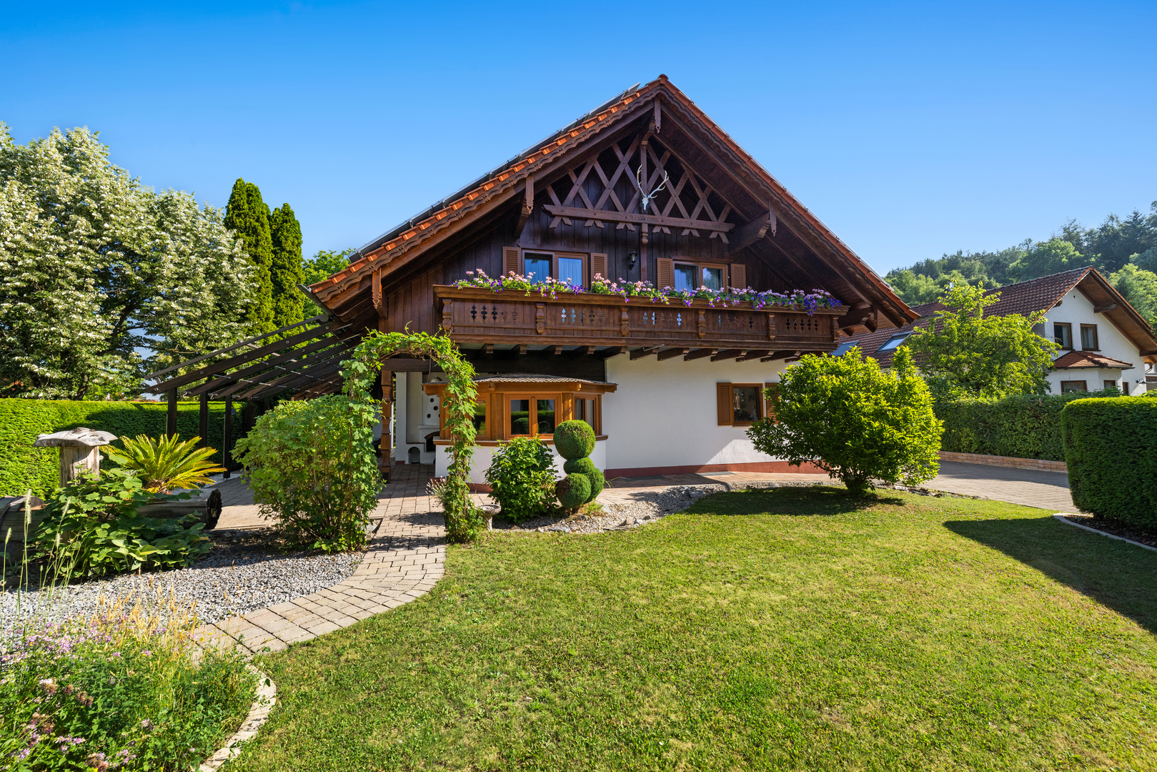 Alpenchalet-Stil: Exklusives Wohnen mit Outdoor-Jacuzzi