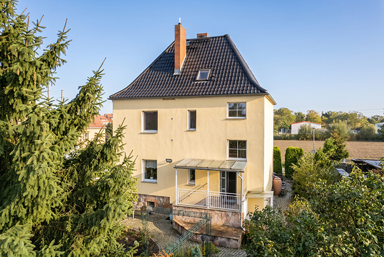 Ein Zuhause mit vielen Möglichkeiten – großzügiges Familienanwesen am Feldrand