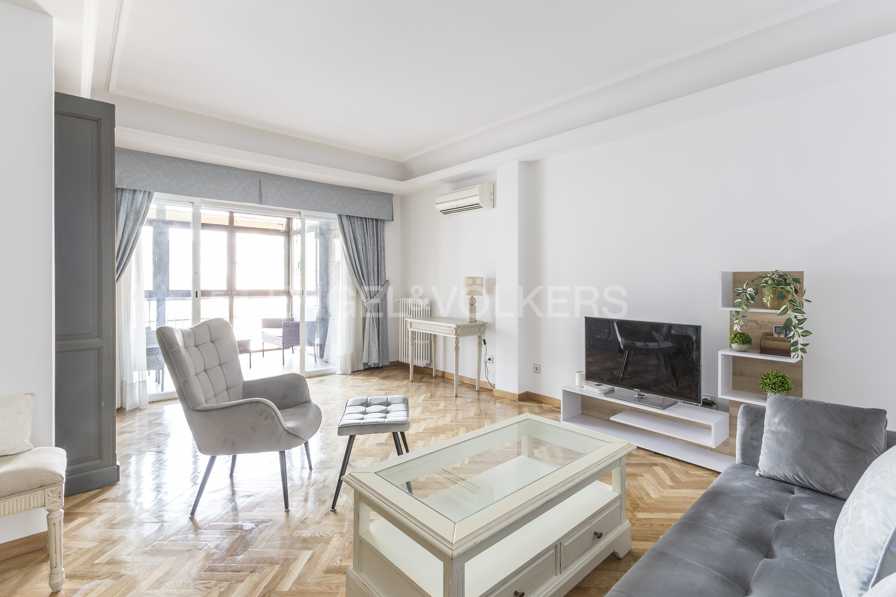 Beautiful furnished apartment with terrace and garage at Paseo la Castellana 255