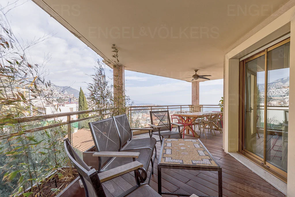 4-bedroom apartment with 2 terraces, sea view and parking places