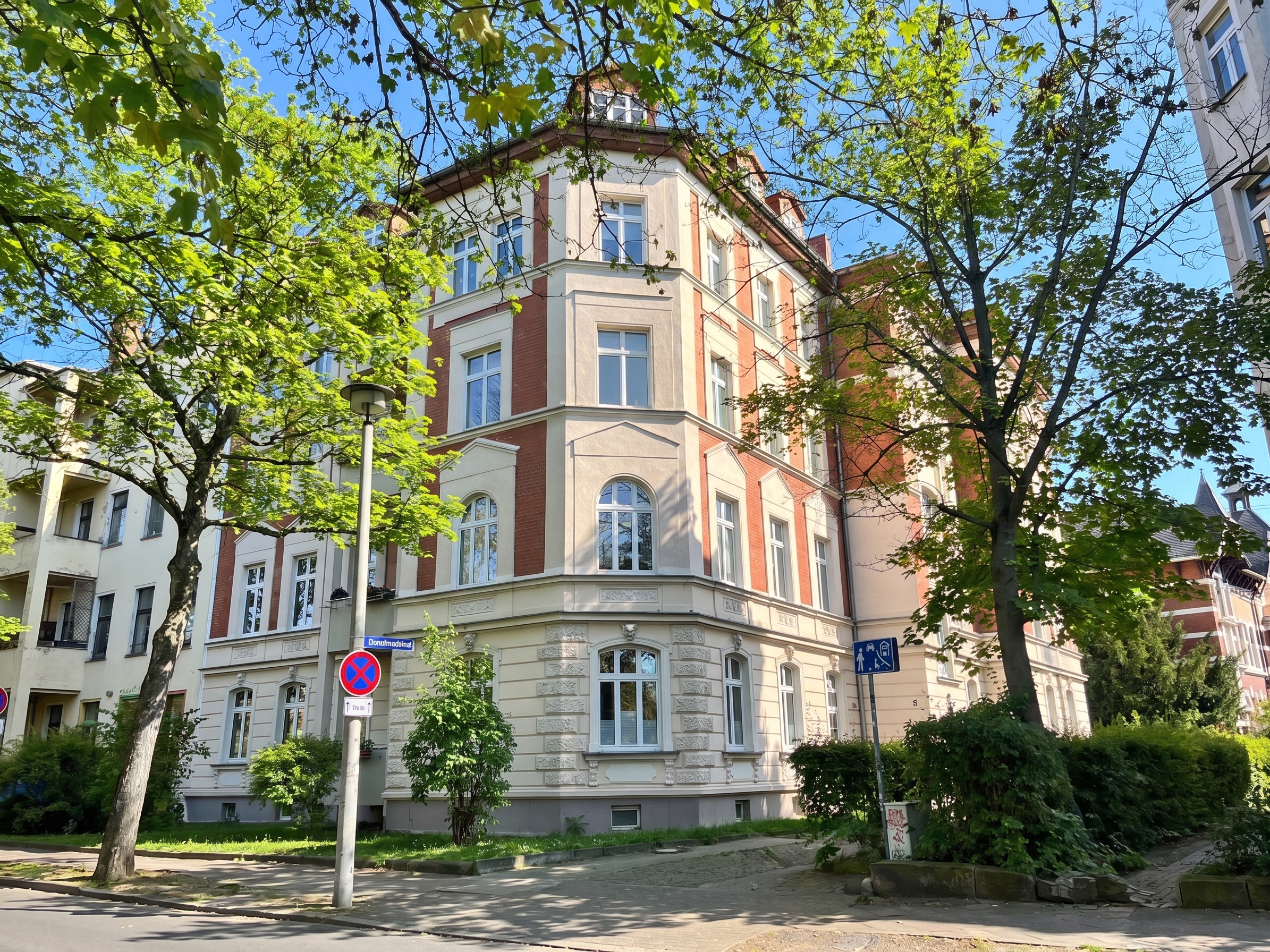 Repräsentative Erdgeschosseinheit mit drei genehmigten Ferienwohnungen in gefragter Stadtlage am Luisenpark [AI-modified]