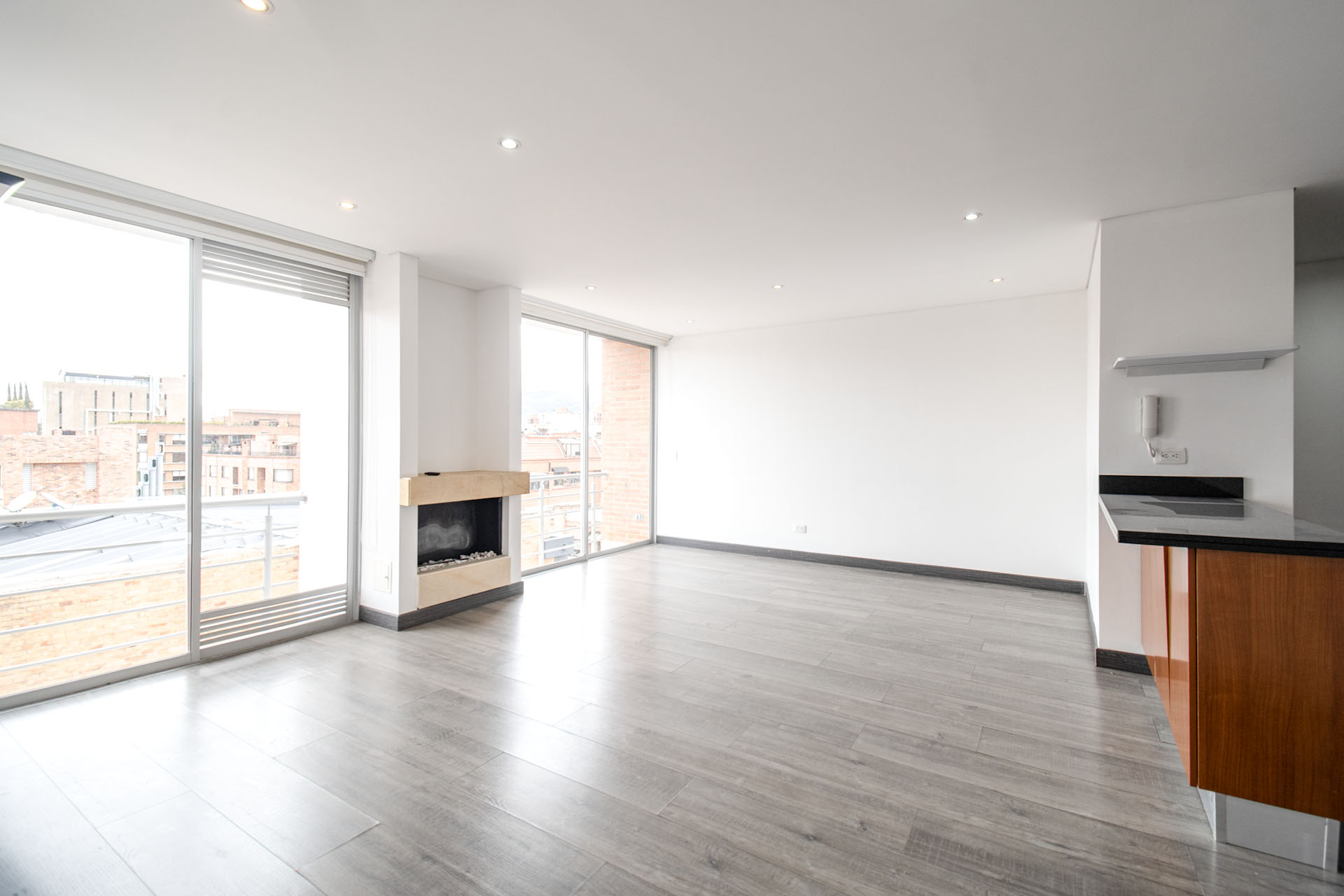 Apartamento remodelado con balcones para arriendo en Santa Bárbara
