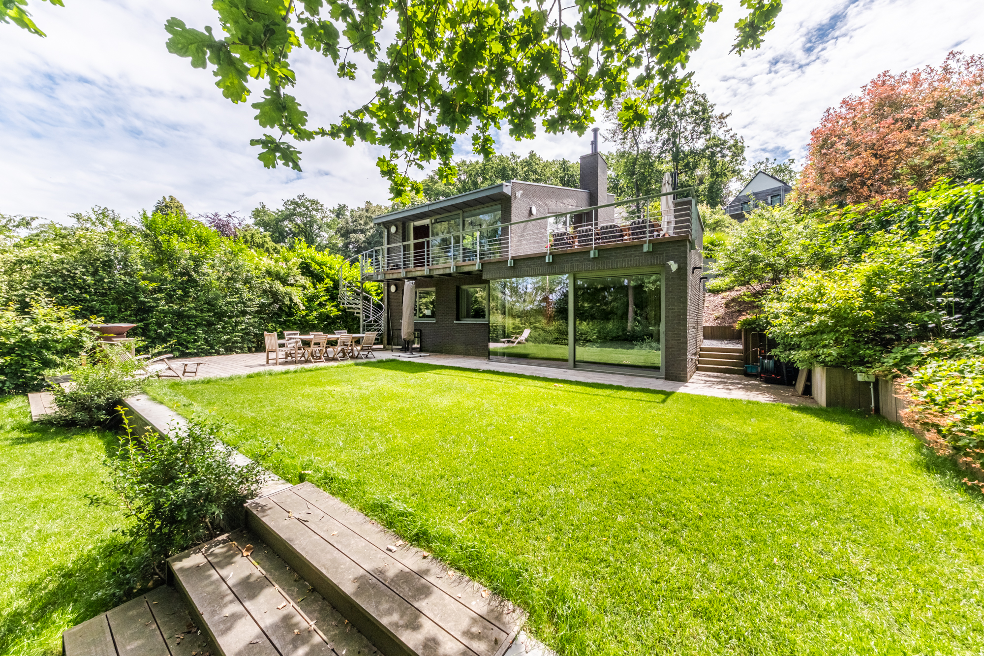 Elegant contemporary villa on approx. 20 ares in the heart of a green haven