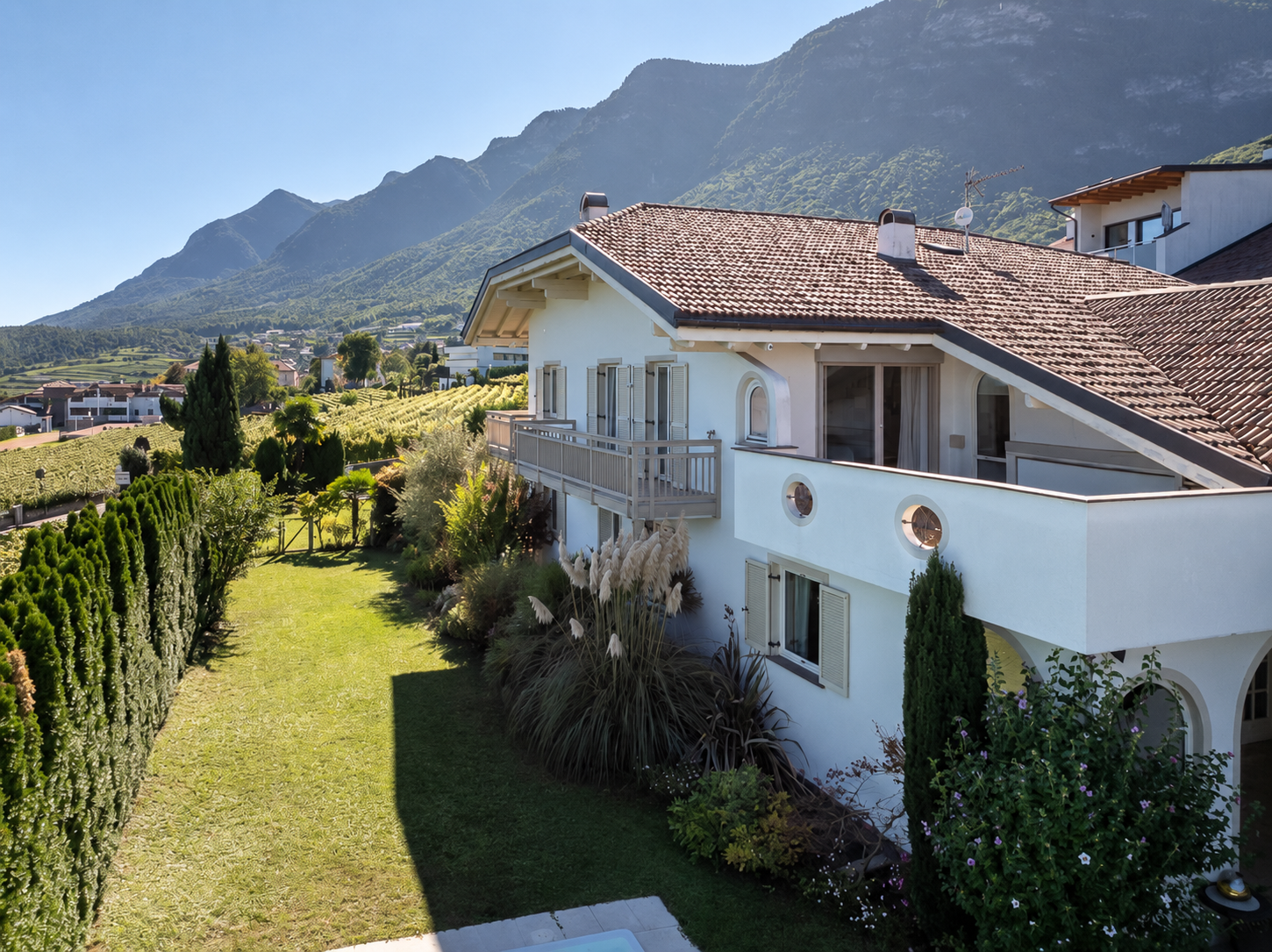 Exclusive residence in a prime location with Pool and Panoramic views