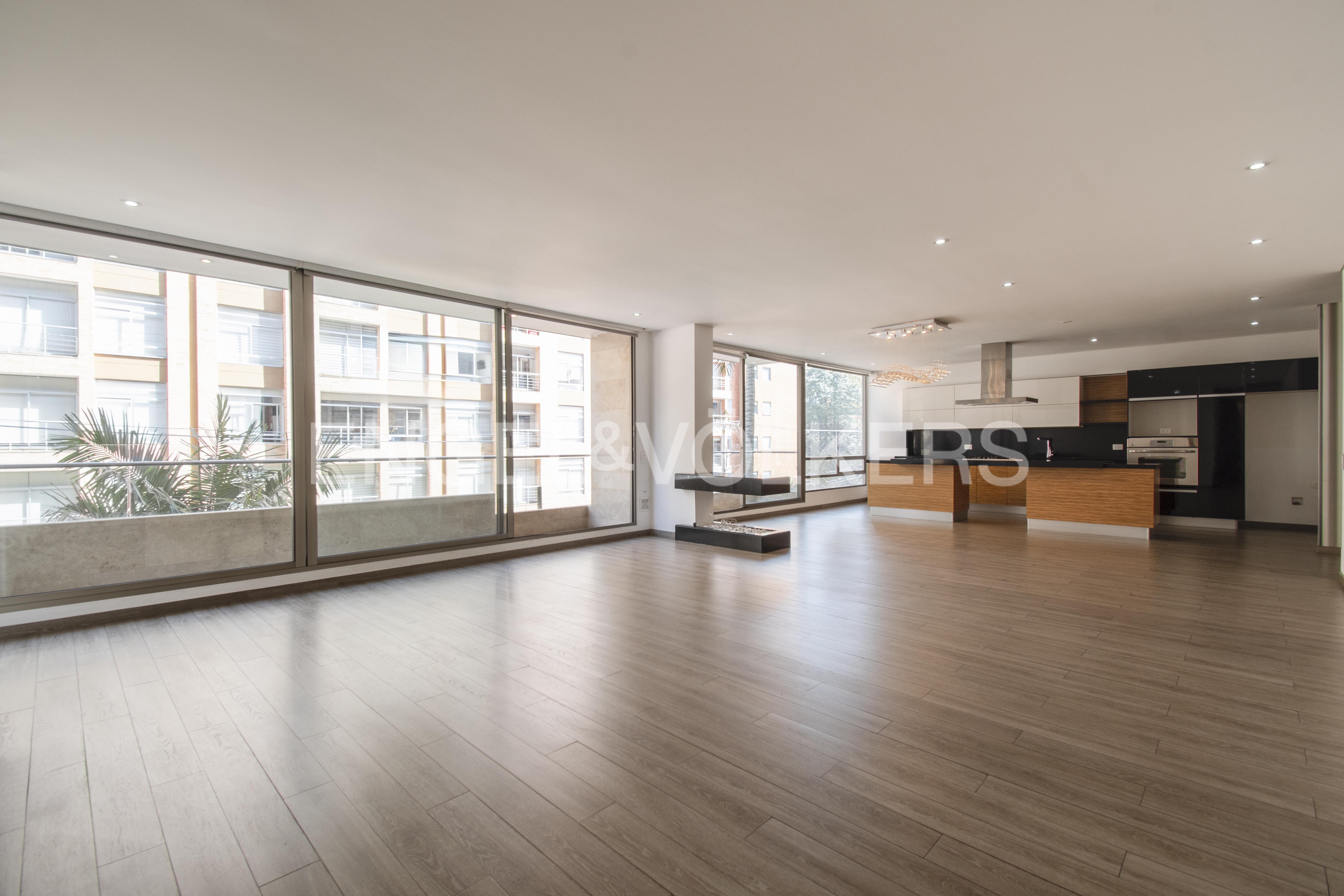 Apartamento con balcón y clubhouse para arriendo en Chicó Norte