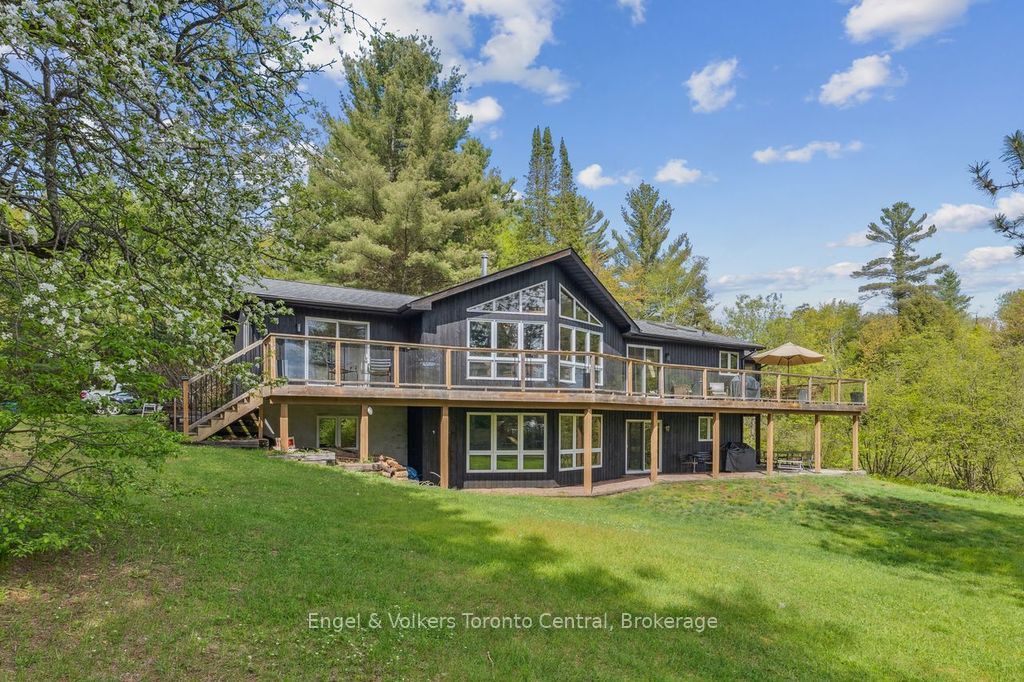 Stunning Four-Season Home On Otter Lake