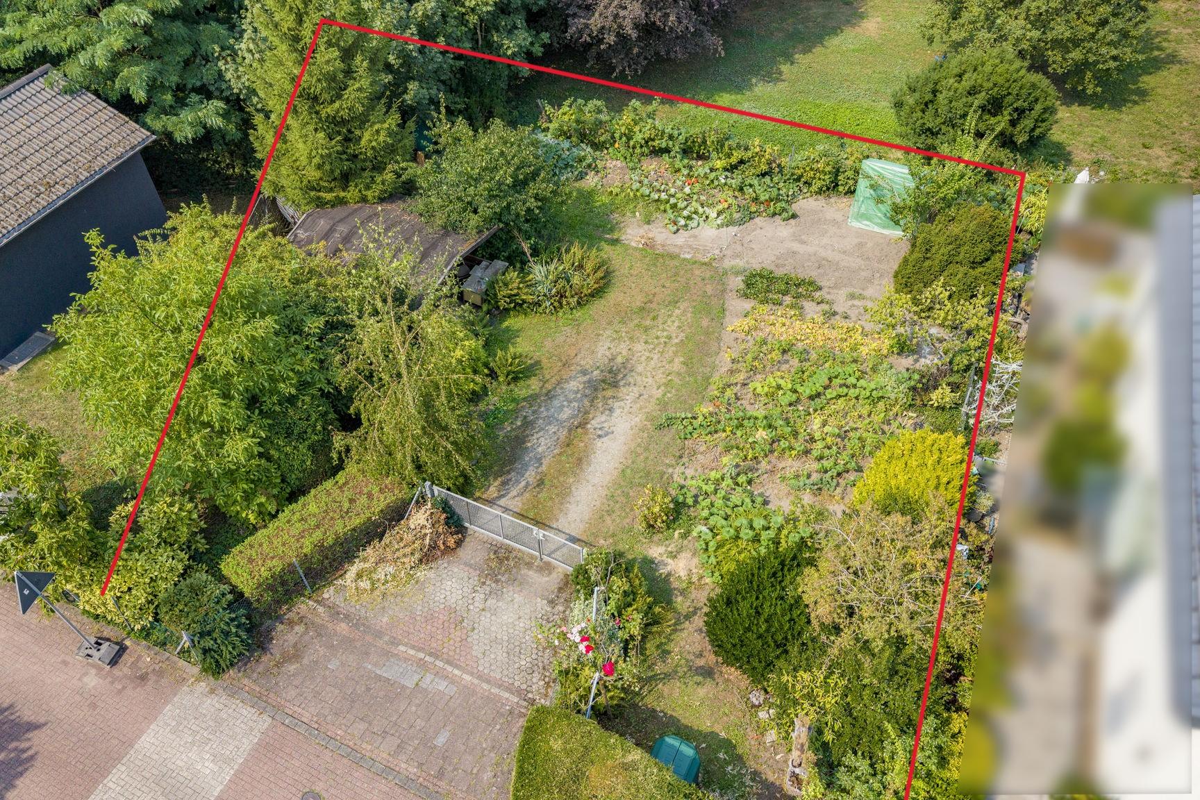 Plot with attractive new-build potential in an established residential area