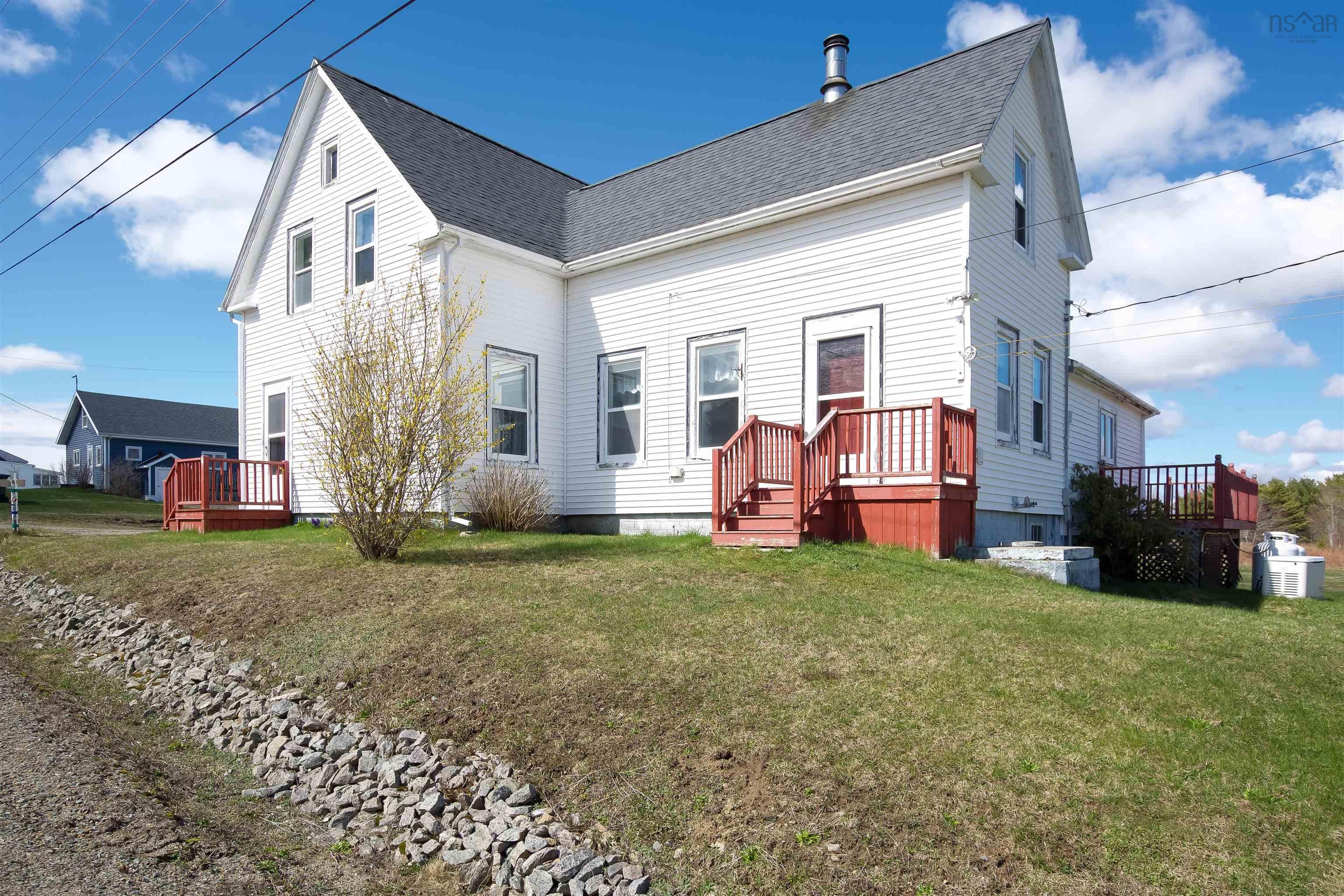 1.5 Story Home on 2.5 Acres