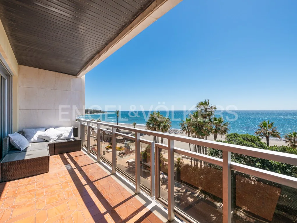 Centrally located flat with sea and mountain views.