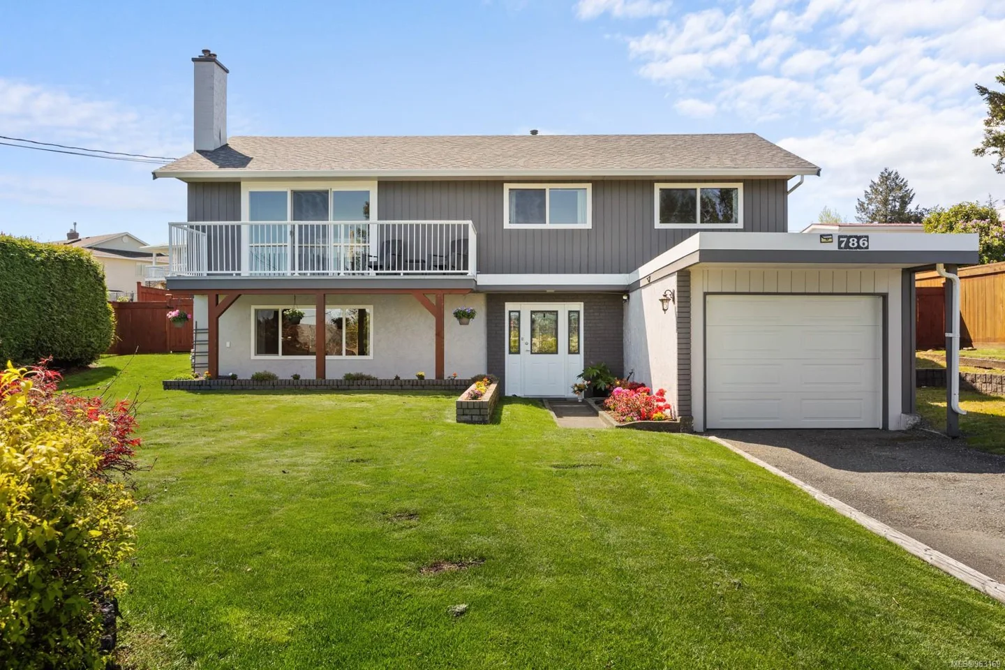 Lovely ocean views in this renovated family home w/suite!