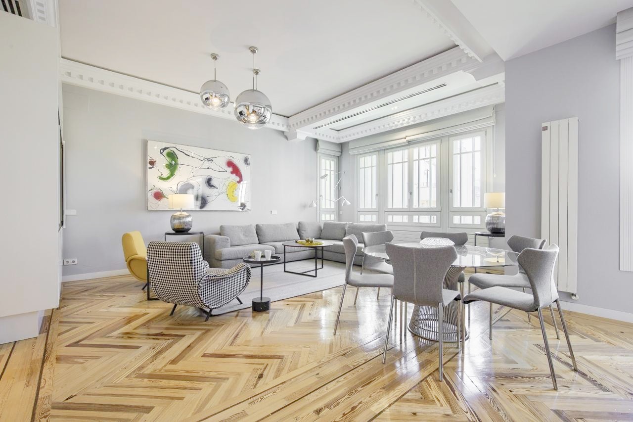 Luminoso piso amueblado en finca de lujo con porteria 24h, gimnasio y jardín en Recoletos.