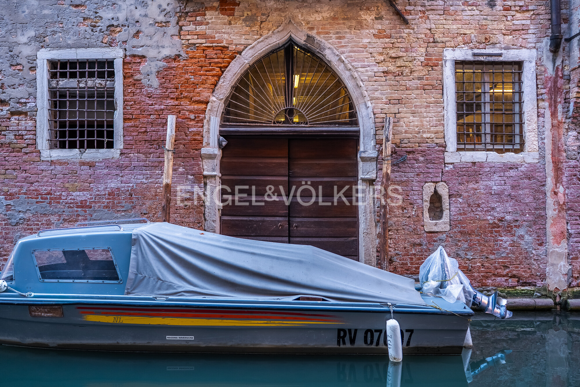 Prestigious property in a historic building with a private water entrance