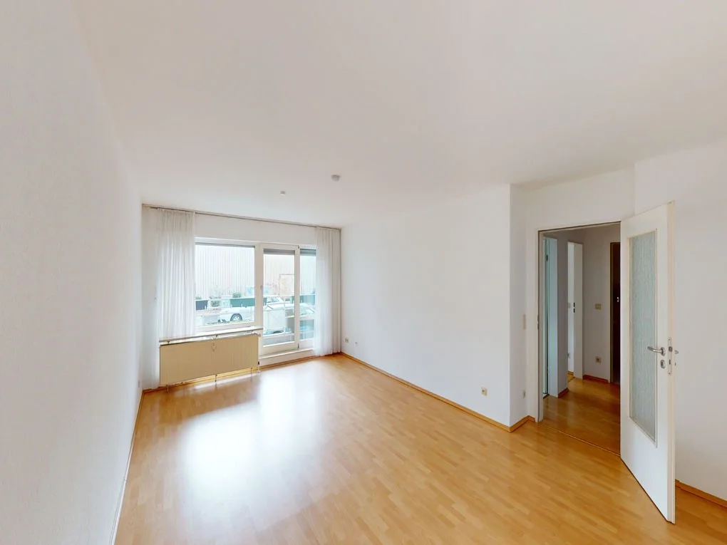 Wohlfühloase im Erdgeschoss: Helle 2-Raum-Wohnung mit stilvollem Design und Loggia