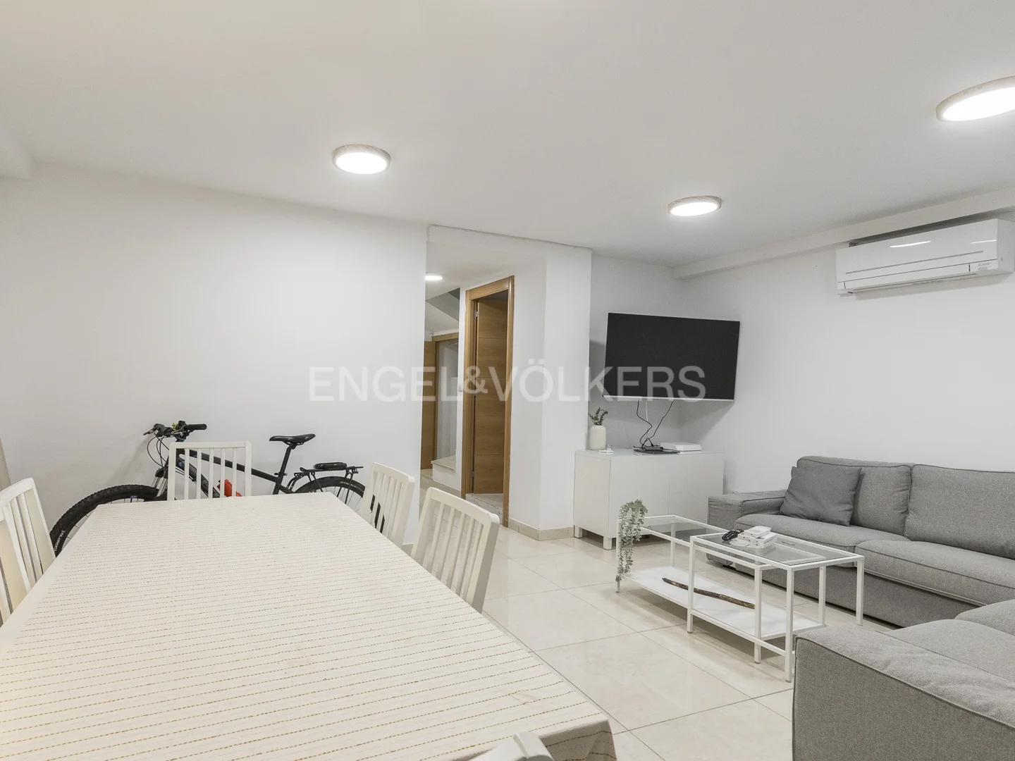 Newly renovated apartment with 6 bedrooms