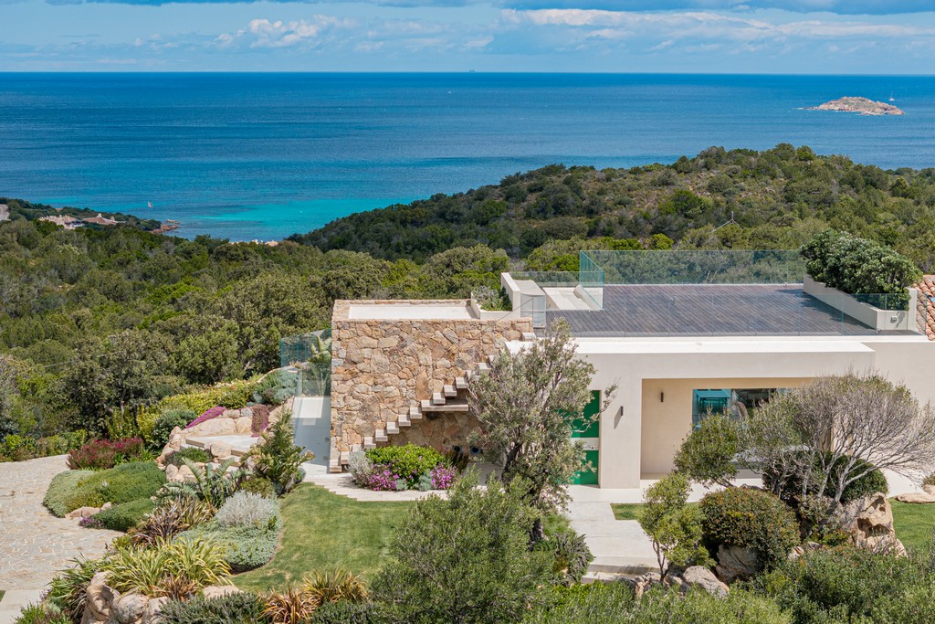 Villa Pevero Aura: Purezza Architettonica e Viste Dominanti sul Golfo