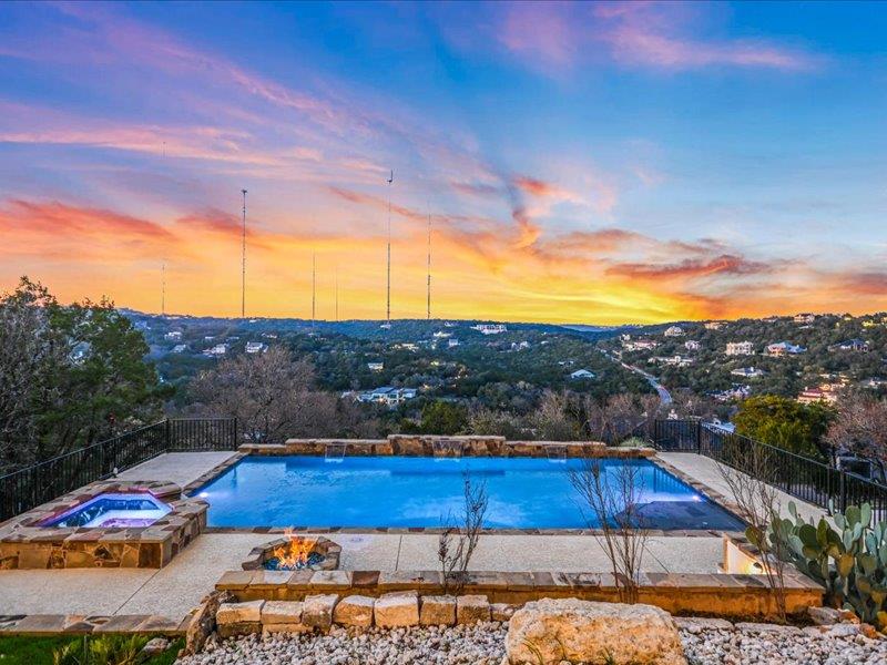 Vista on Via Media: Luxury with Panoramic Views