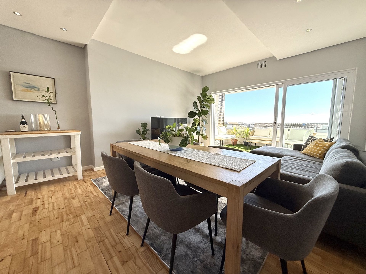 Open-plan living room/dining room